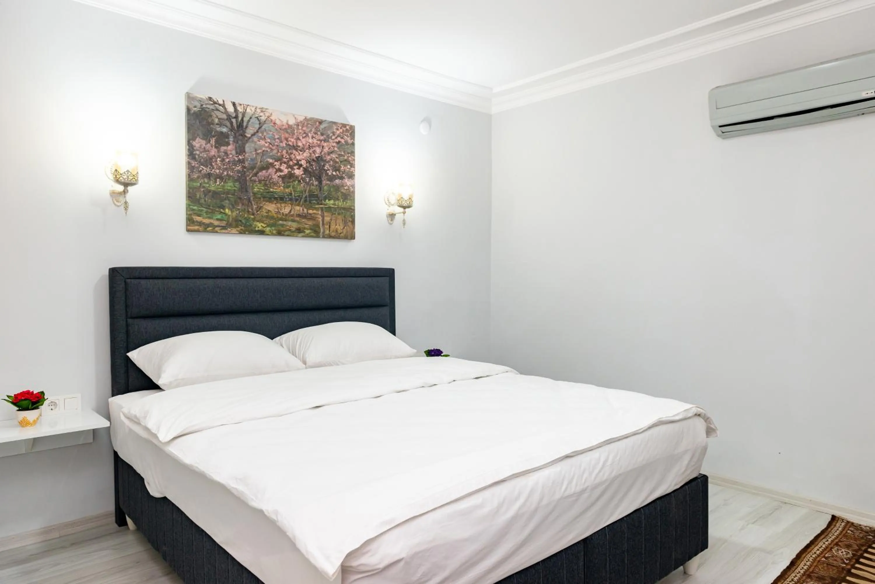 Photo of the whole room, Bed in Dualis Hotel