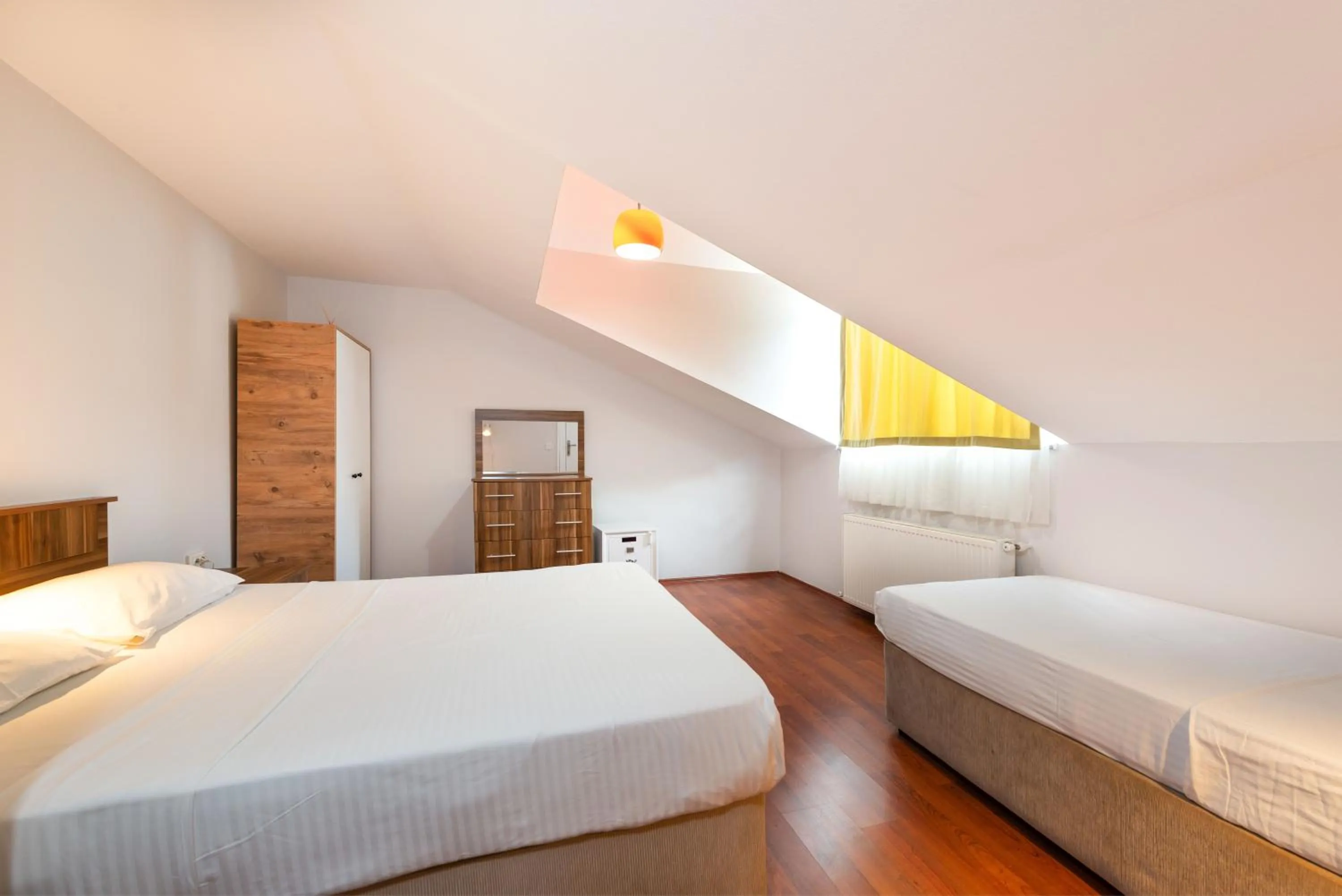 Photo of the whole room, Bed in Dualis Hotel