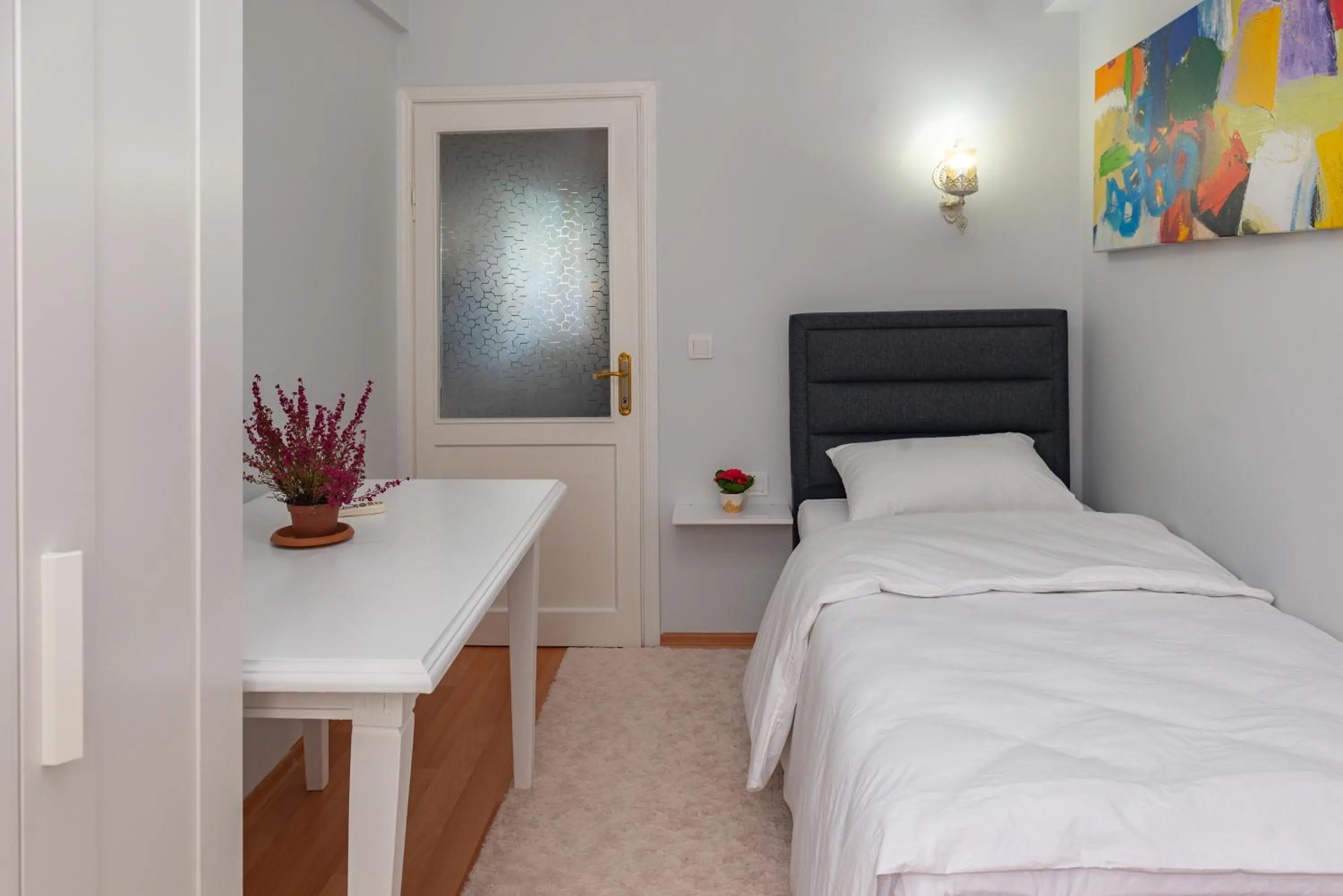 Photo of the whole room, Bed in Dualis Hotel