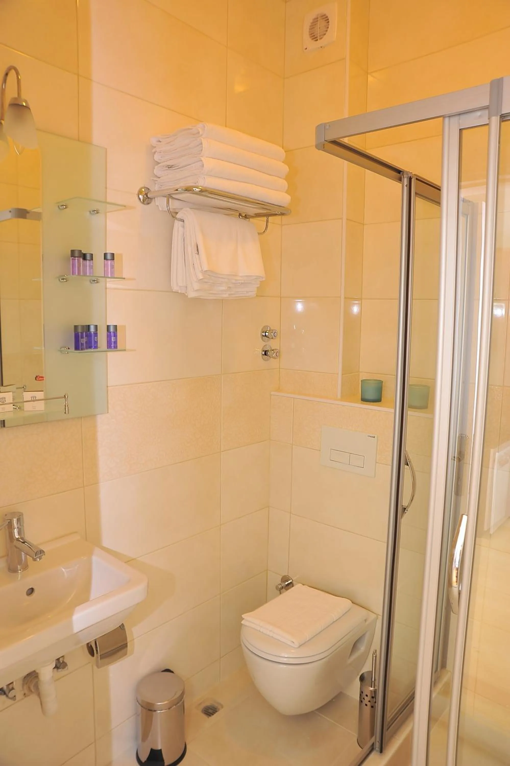 Bathroom in Dualis Hotel