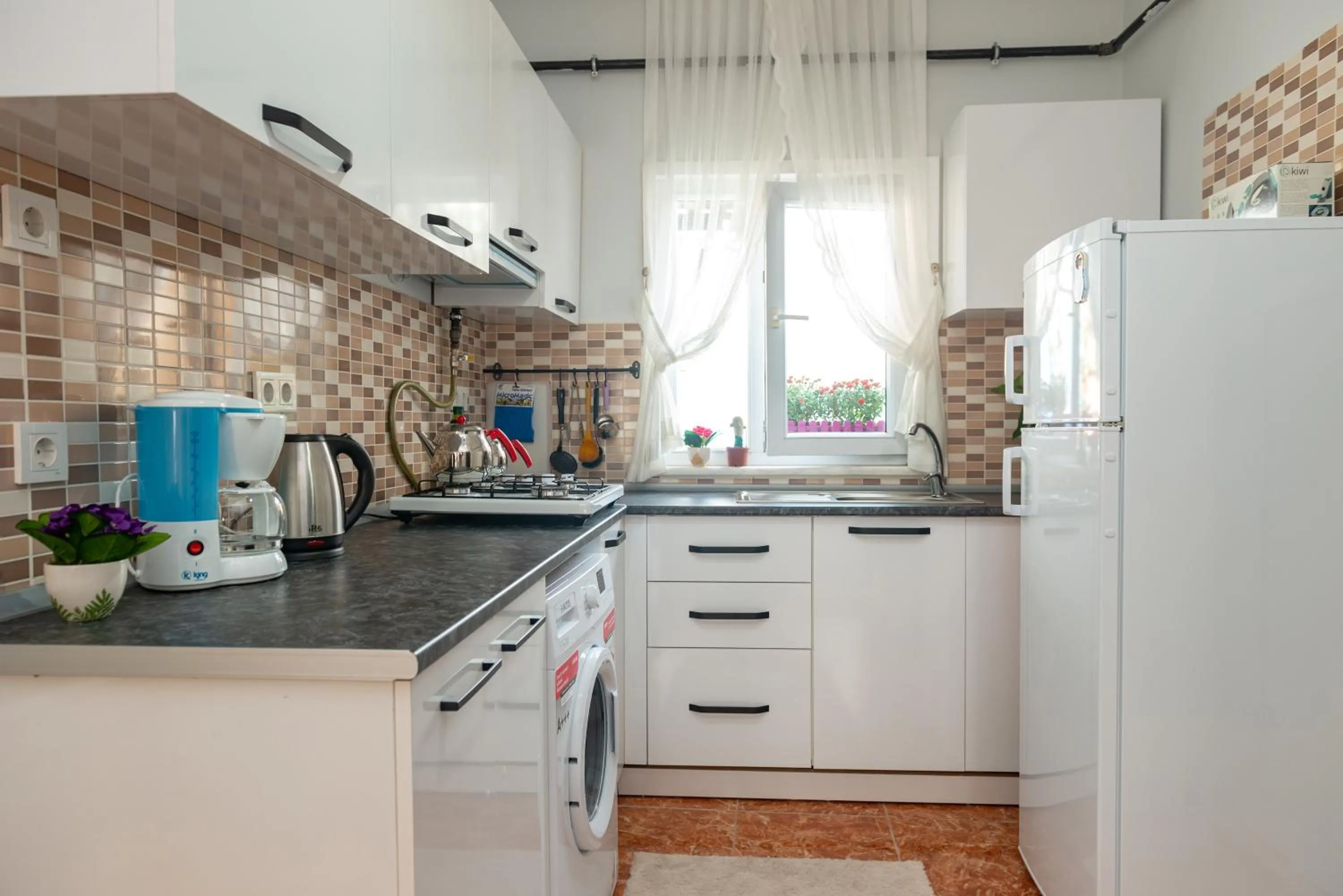 Kitchen or kitchenette in Dualis Hotel