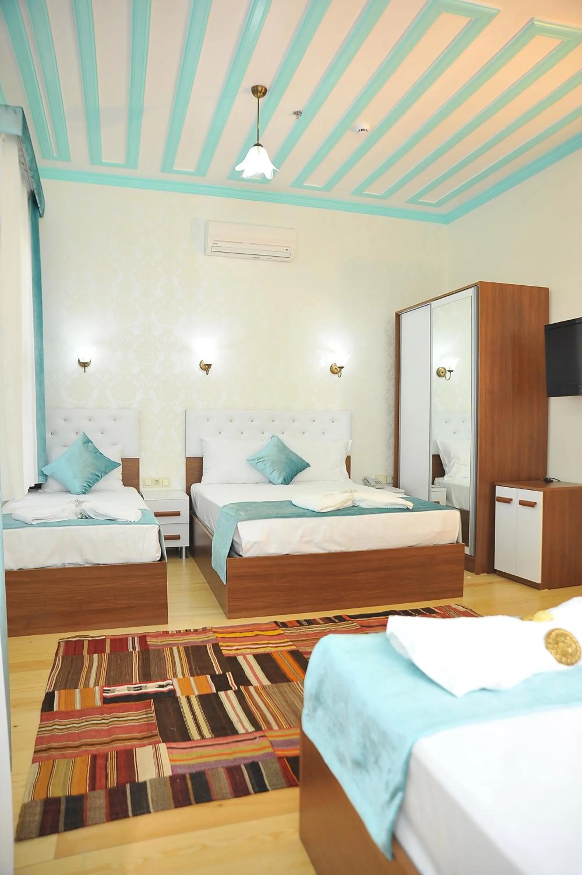 Photo of the whole room, Bed in Dualis Hotel