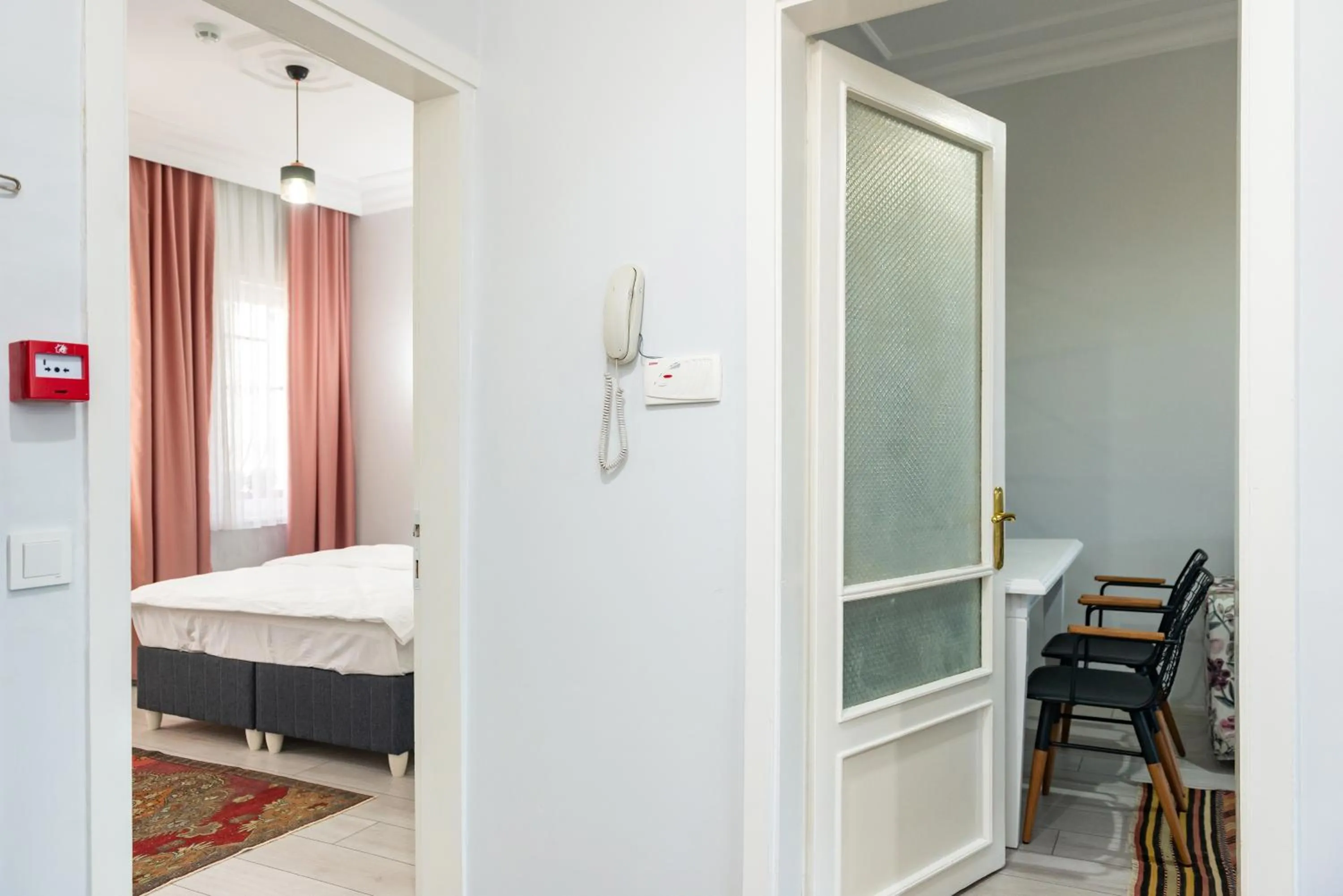 Photo of the whole room, Bed in Dualis Hotel