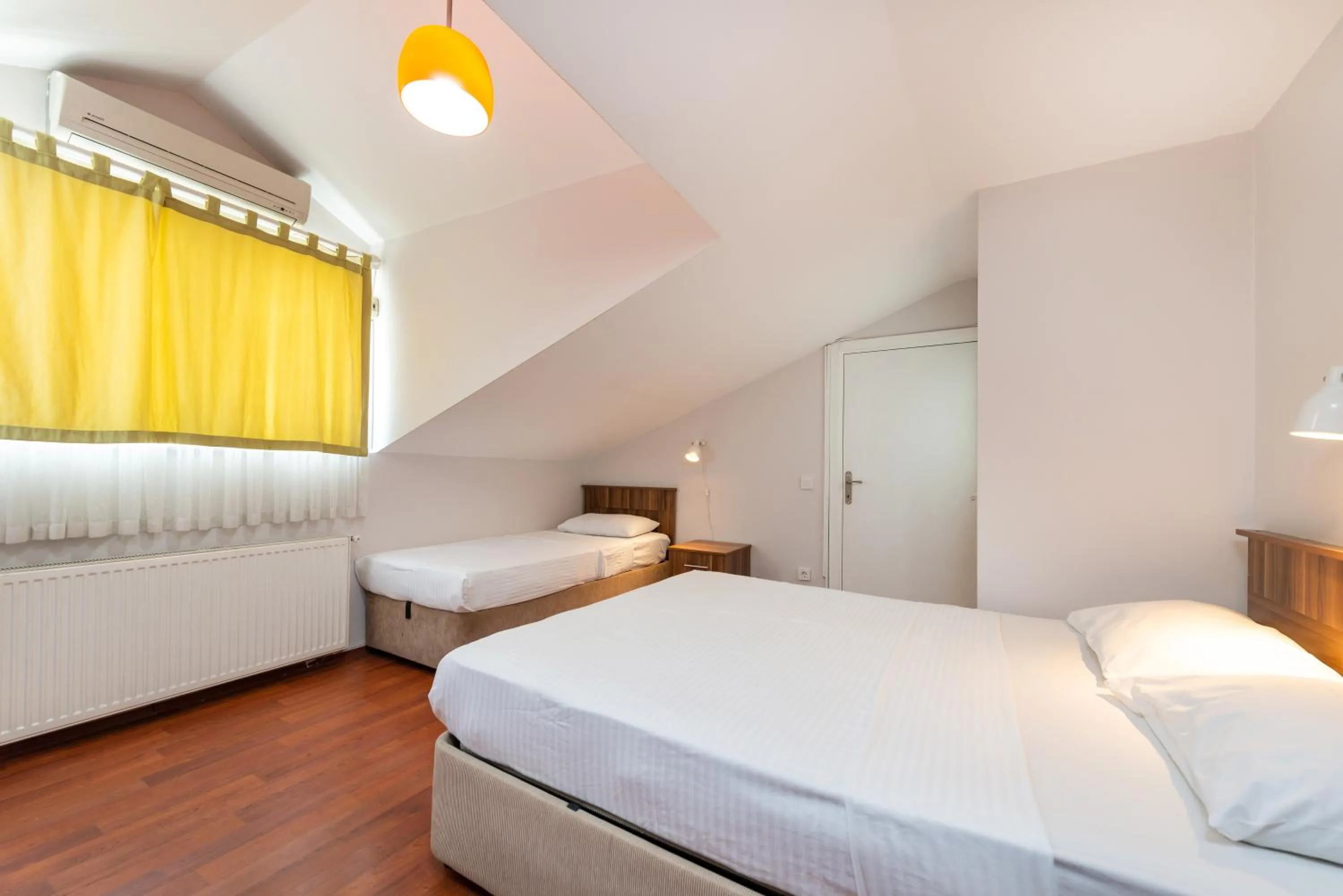 Photo of the whole room, Bed in Dualis Hotel