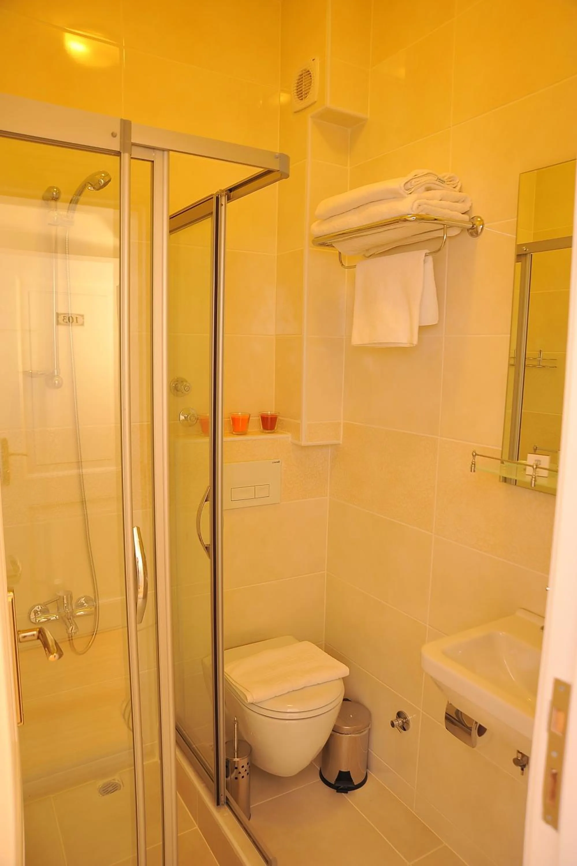 Bathroom in Dualis Hotel