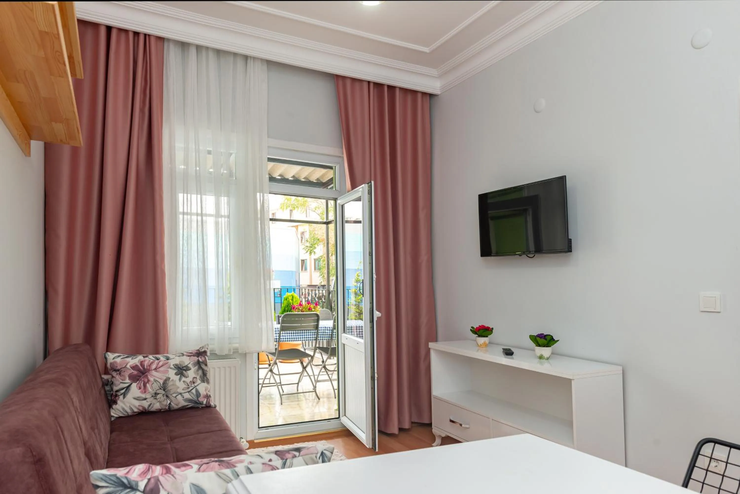 Communal lounge/ TV room, Bed in Dualis Hotel