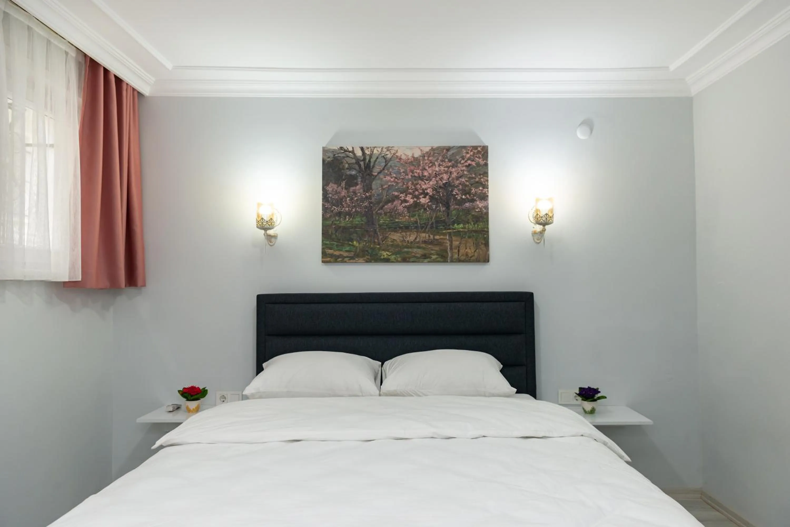 Photo of the whole room, Bed in Dualis Hotel