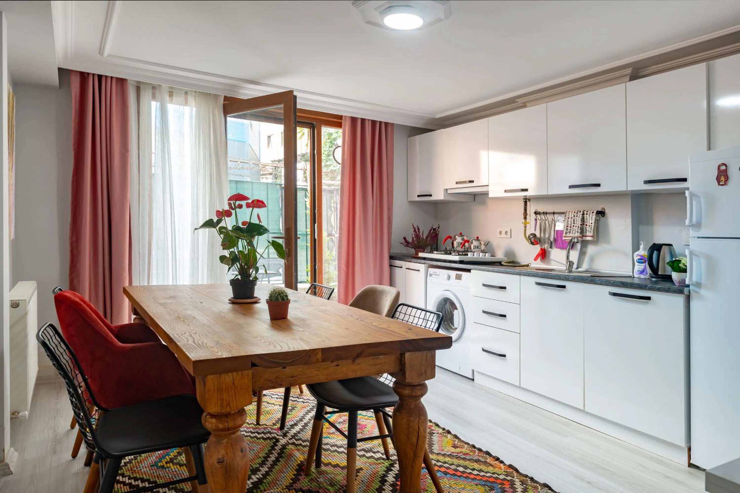 Kitchen or kitchenette in Dualis Hotel