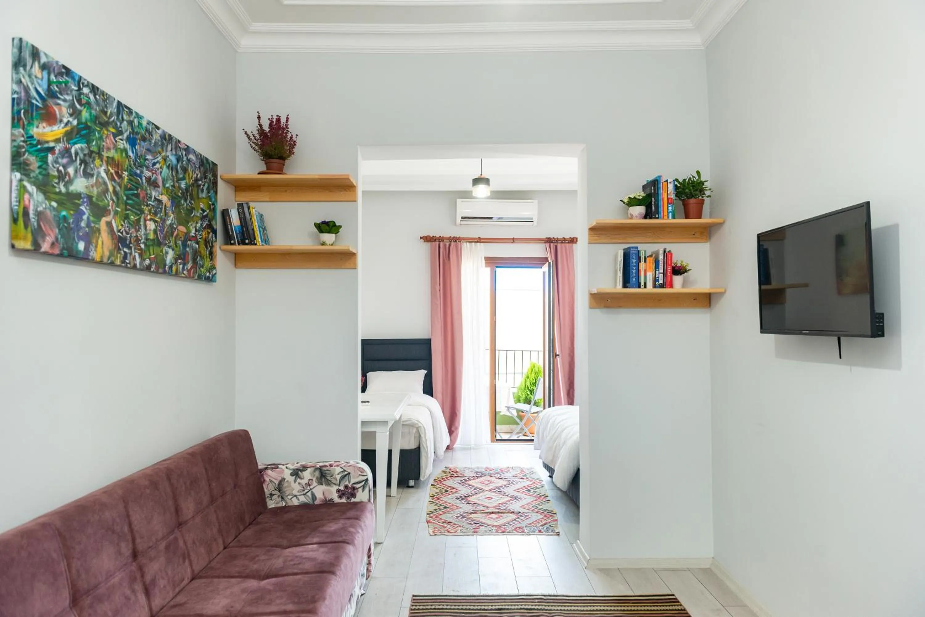 Communal lounge/ TV room in Dualis Hotel