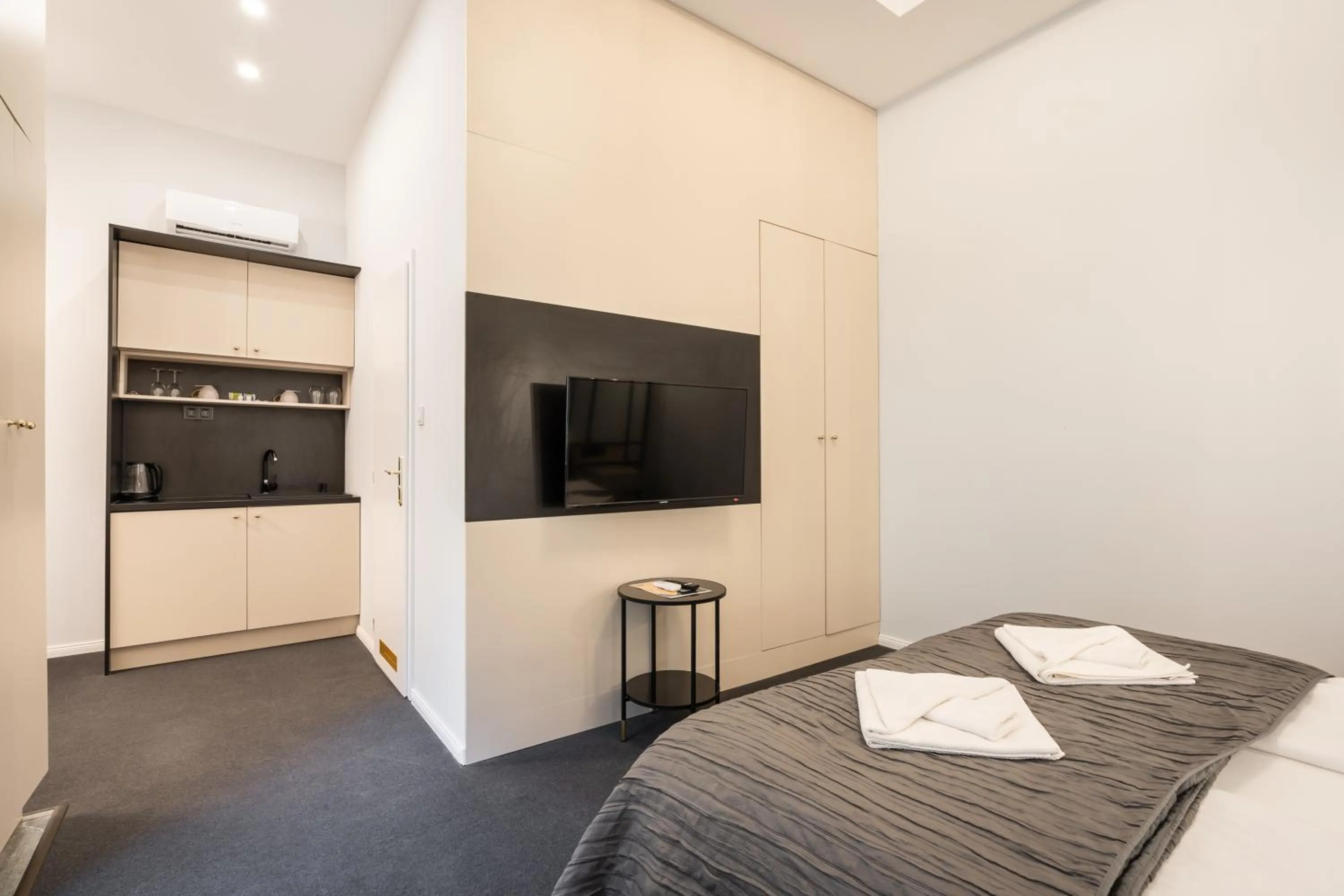 Bed in Astoria Boutique Suites- Best Location by BQA