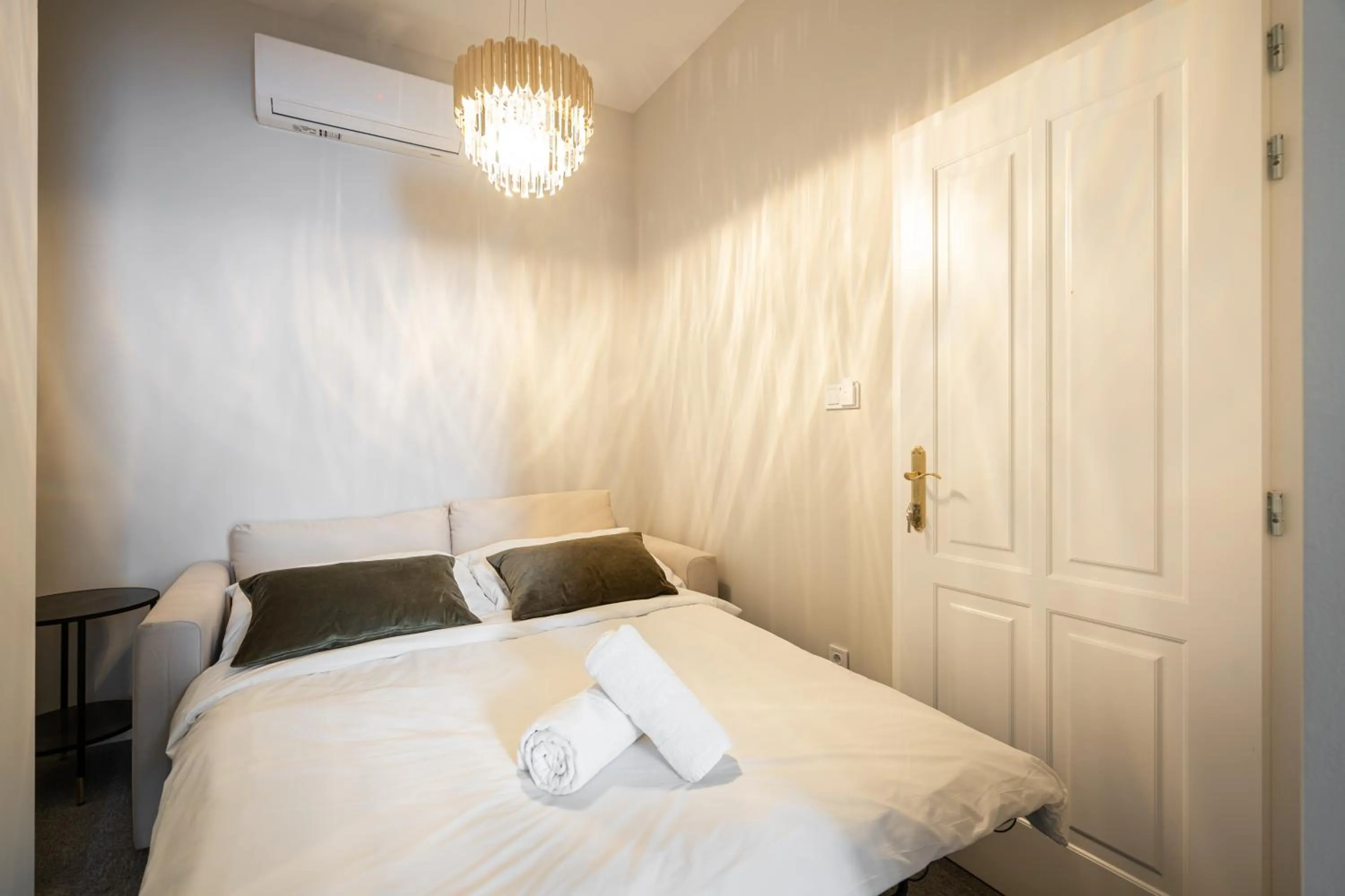 Bed in Astoria Boutique Suites- Best Location by BQA