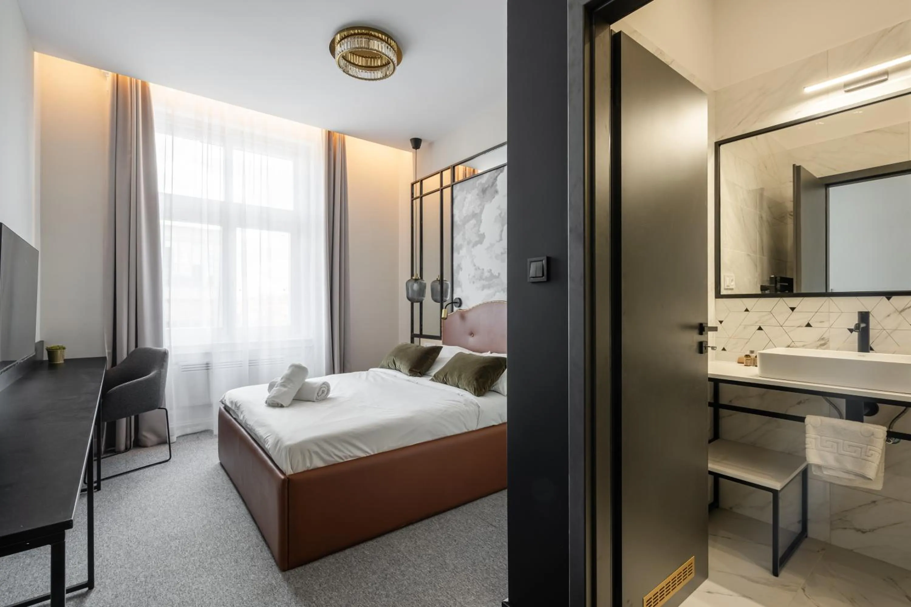 Bed in Astoria Boutique Suites- Best Location by BQA