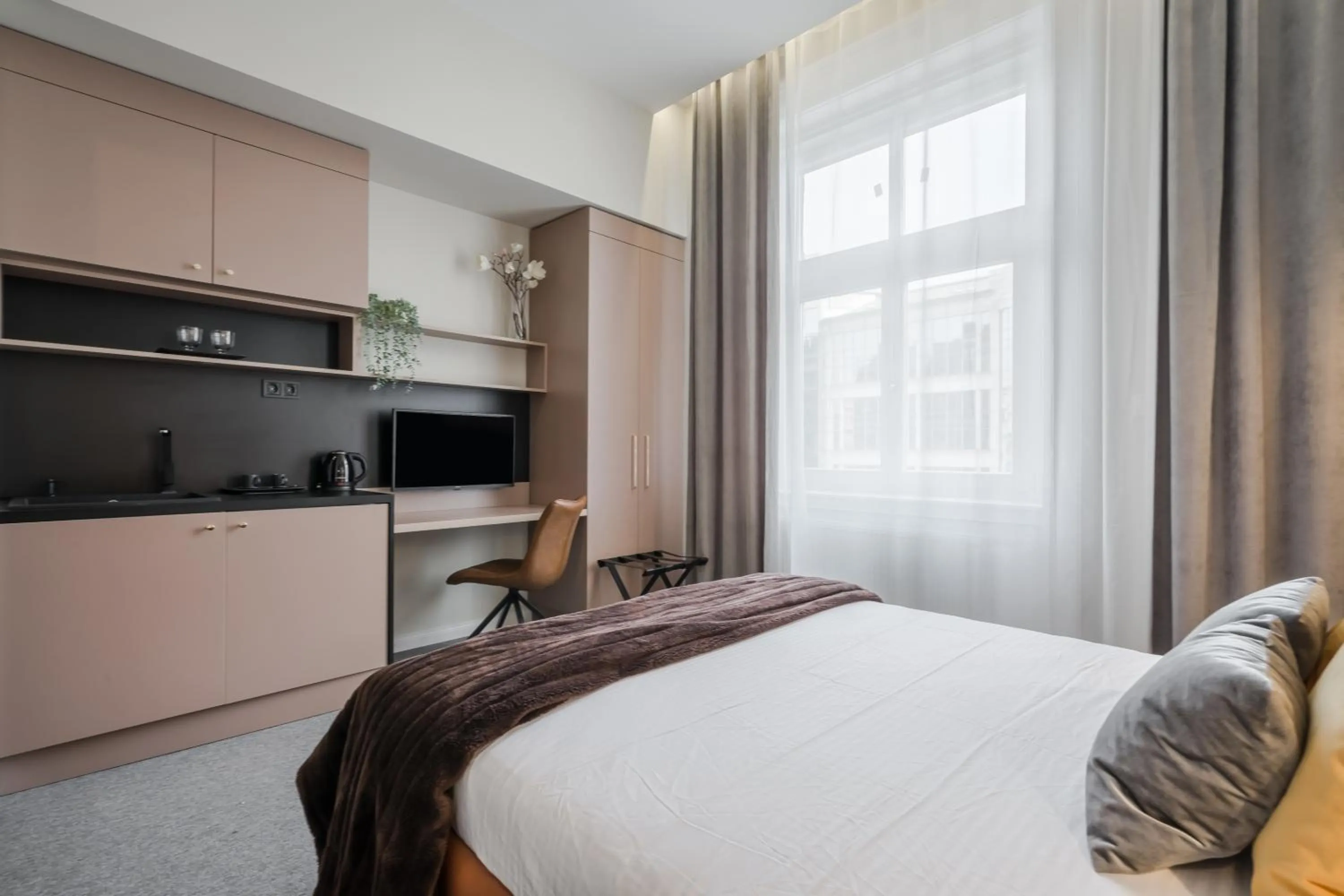 Bed in Astoria Boutique Suites- Best Location by BQA