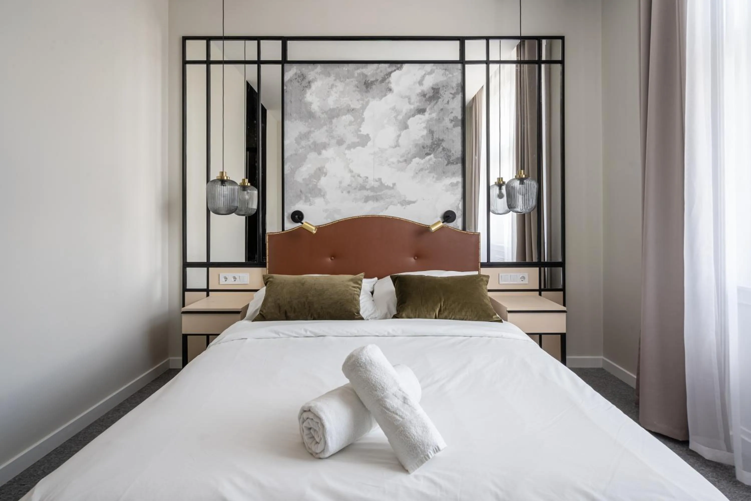 Bed in Astoria Boutique Suites- Best Location by BQA