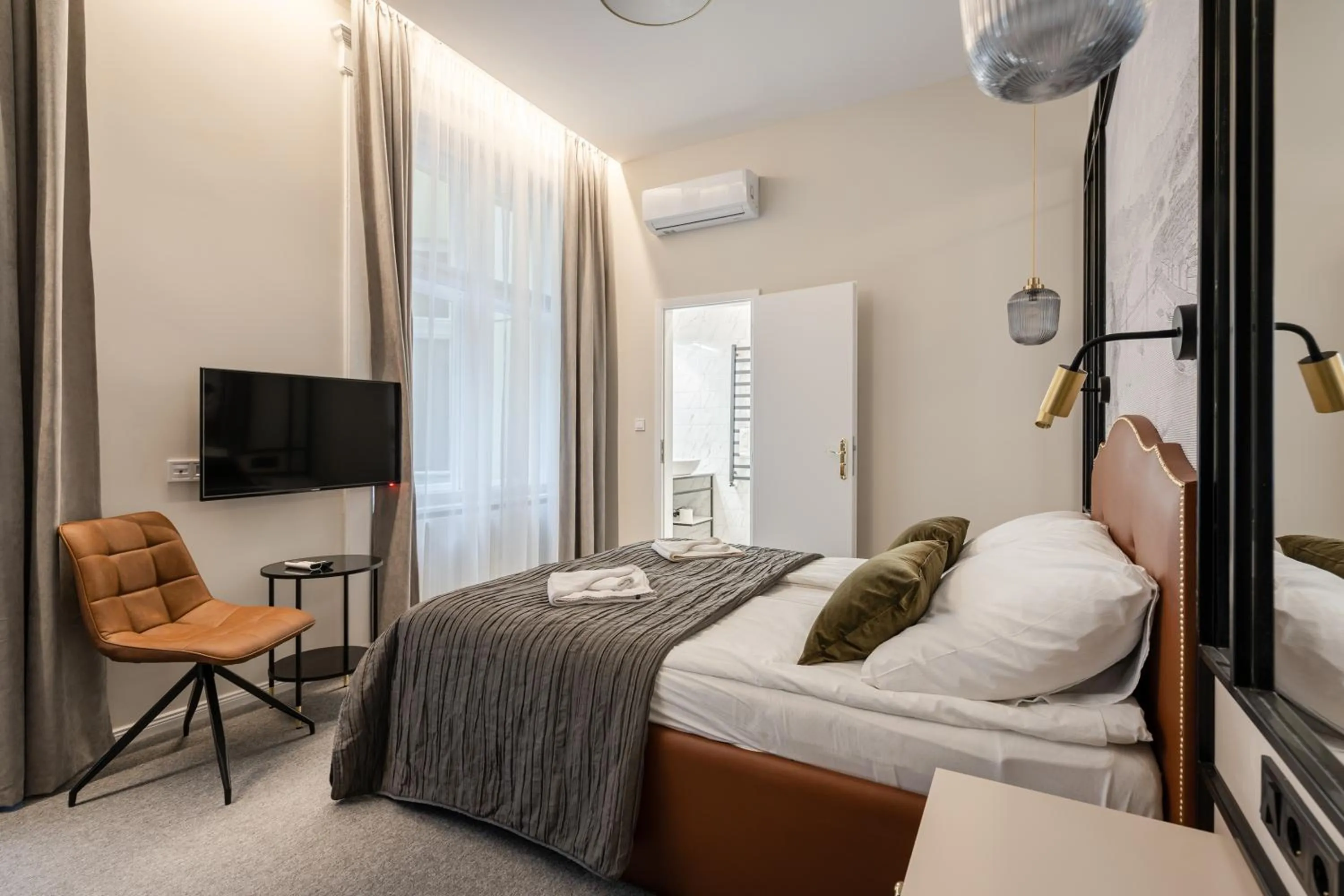 Bed in Astoria Boutique Suites- Best Location by BQA