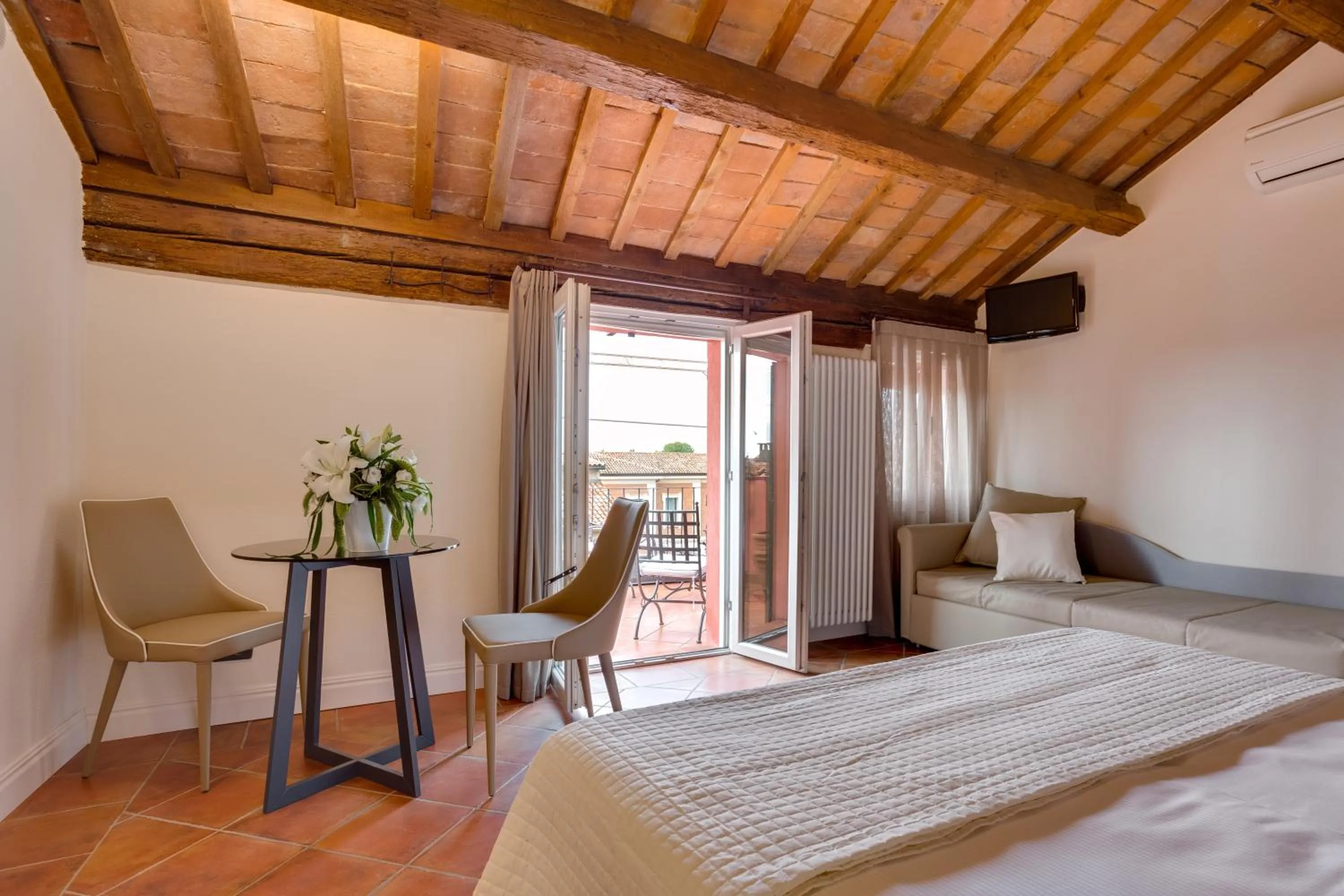 Balcony/Terrace, Bed in Ferrara Rooms