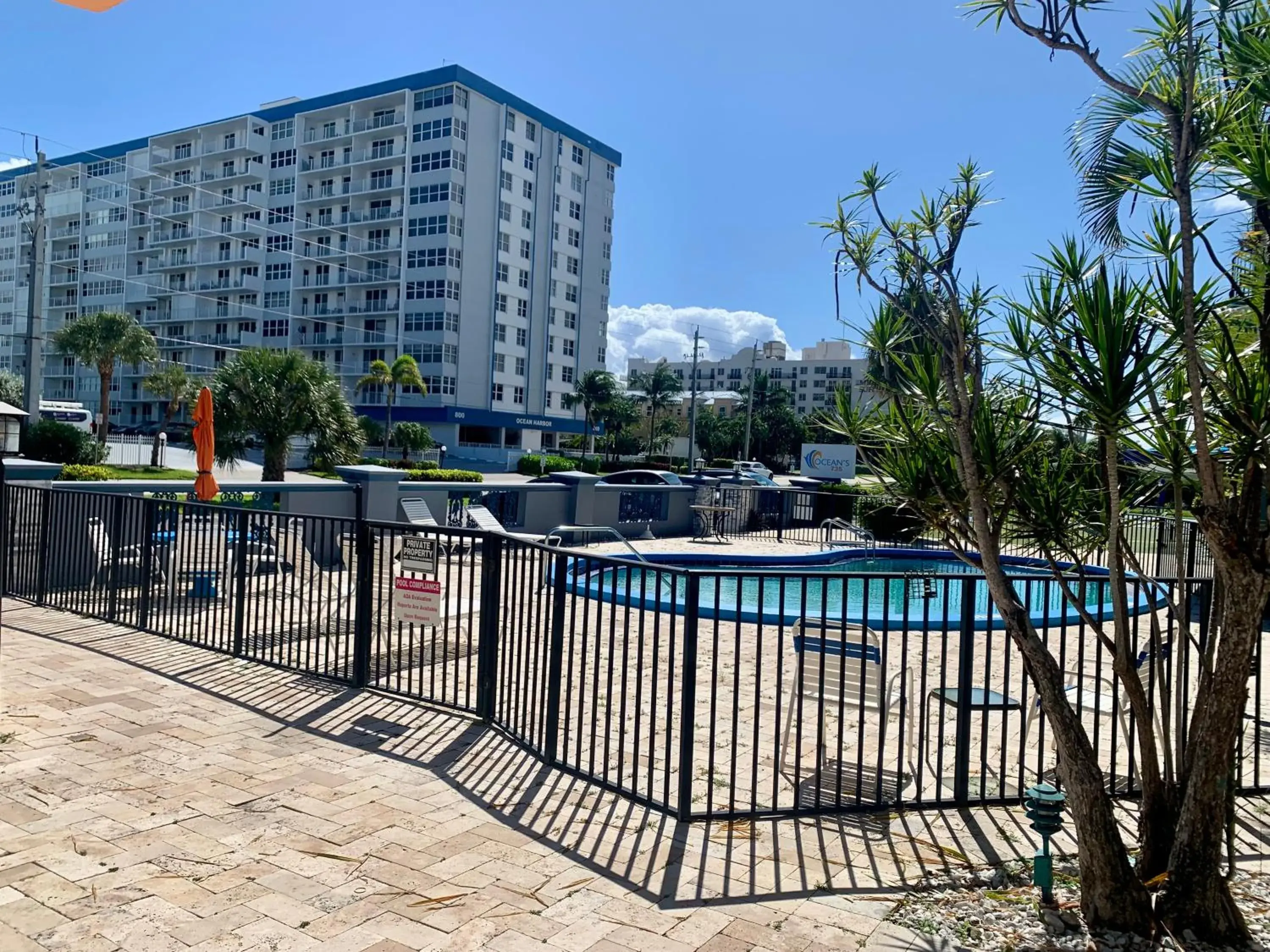 Swimming pool in OCEANS 735 of DEERFIELD BEACH Swimming pool in OCEANS 735 of DEERFIELD BEACH