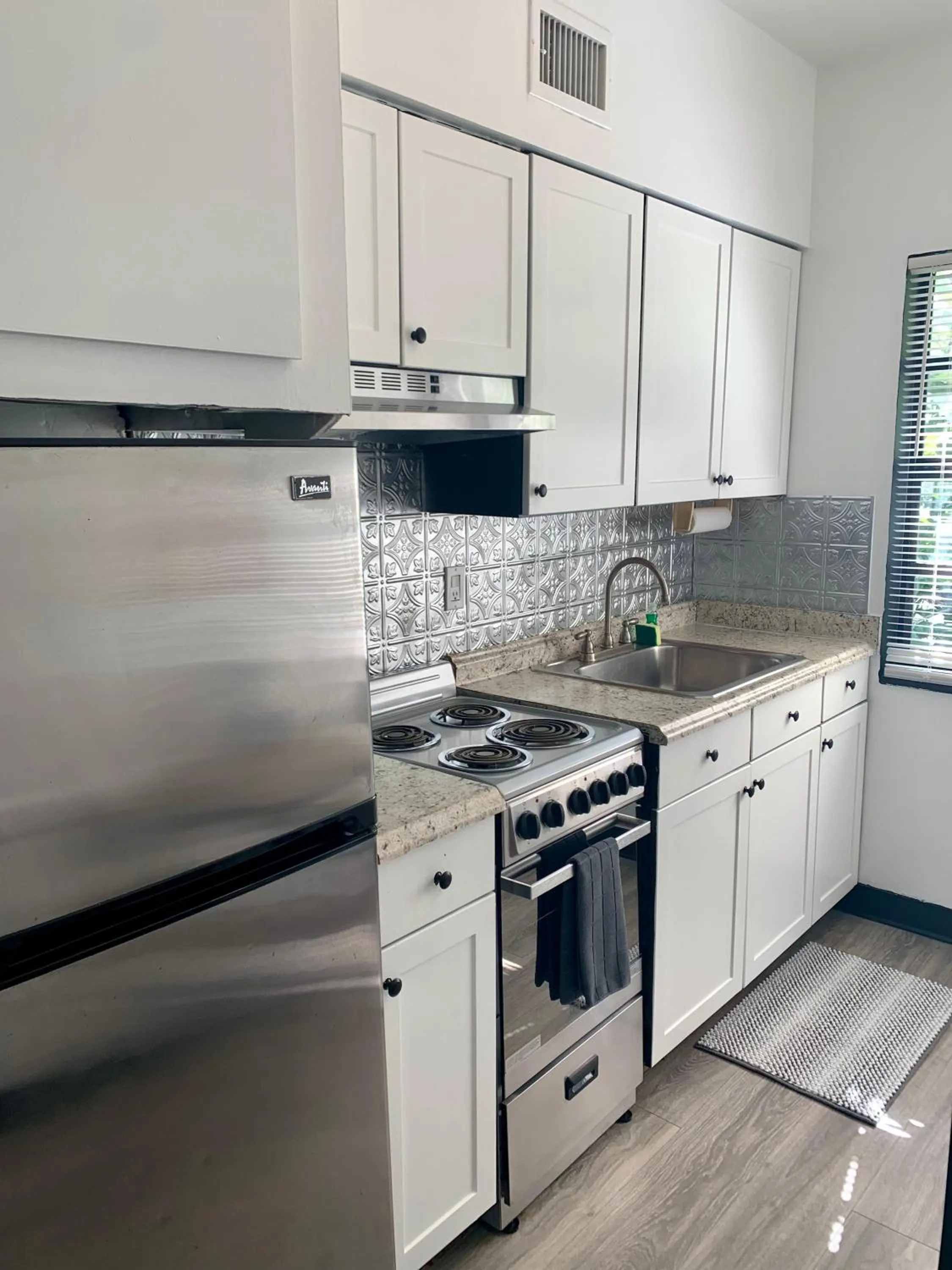 Kitchen or kitchenette in OCEANS 735 of DEERFIELD BEACH