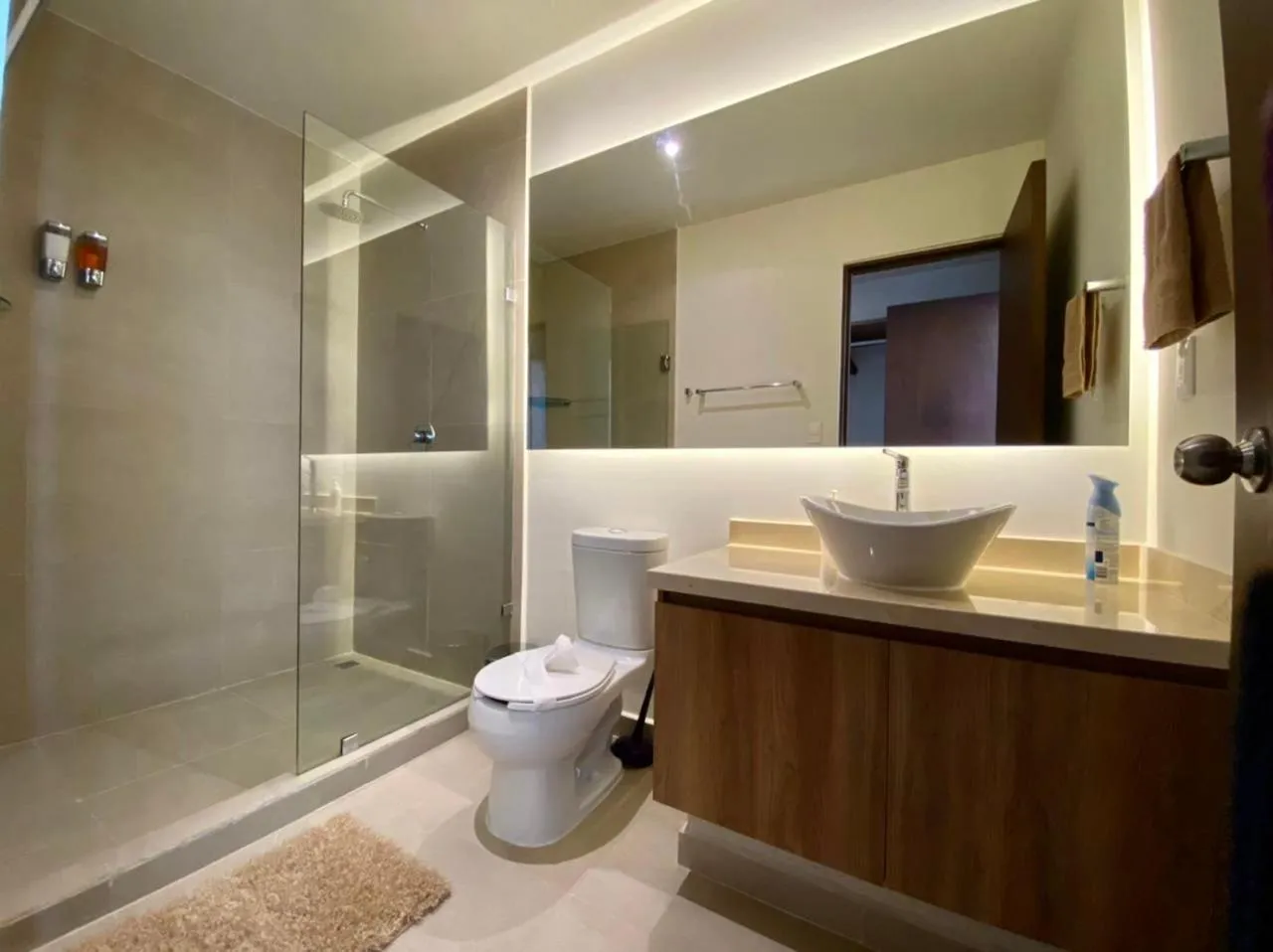 Shower in San Francisco by Andiani Travel