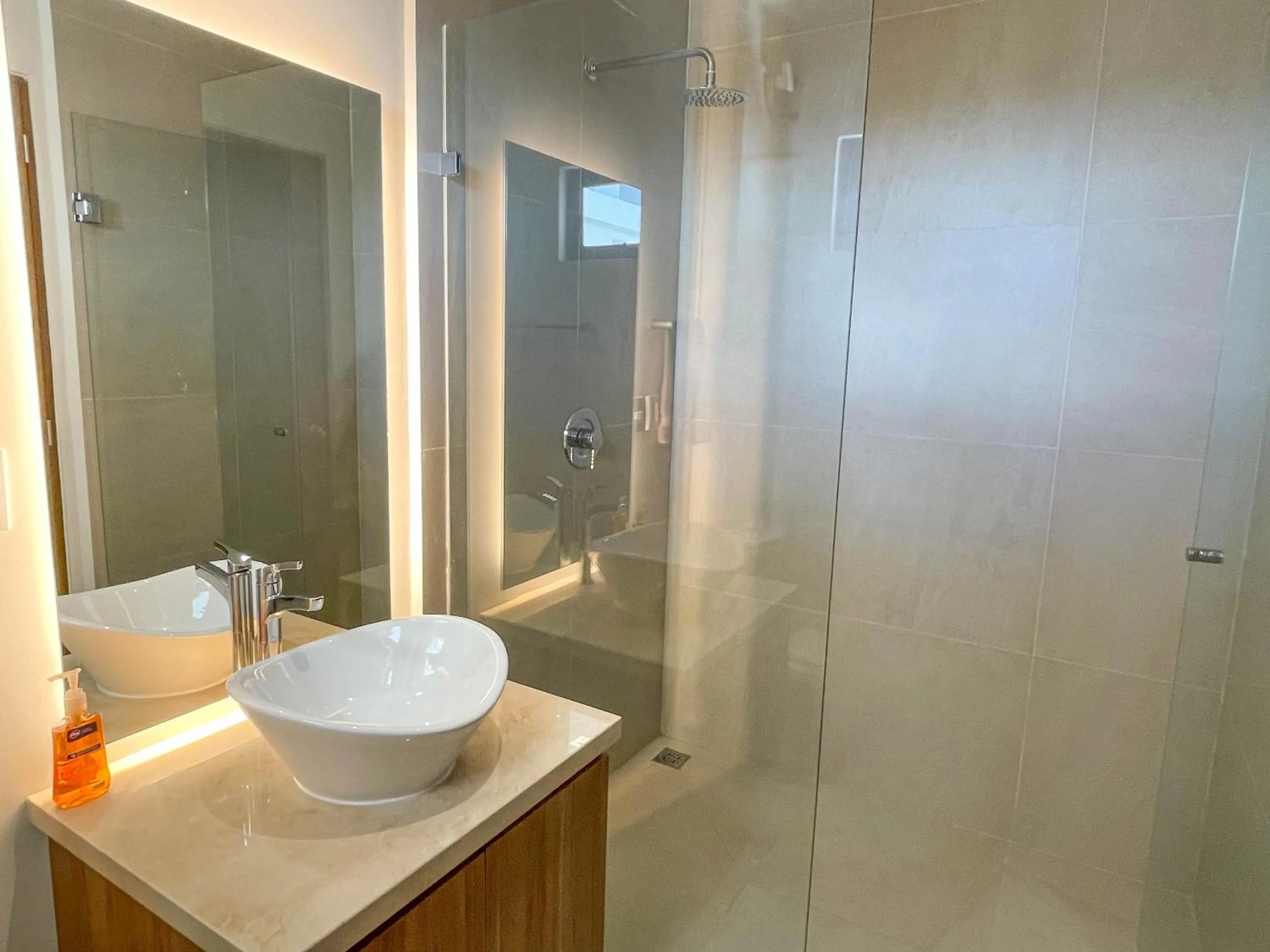 Shower in San Francisco by Andiani Travel