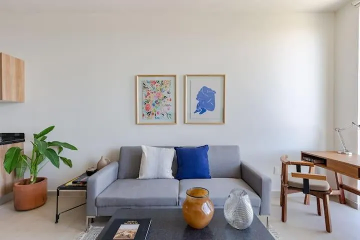 Living room in San Francisco by Andiani Travel