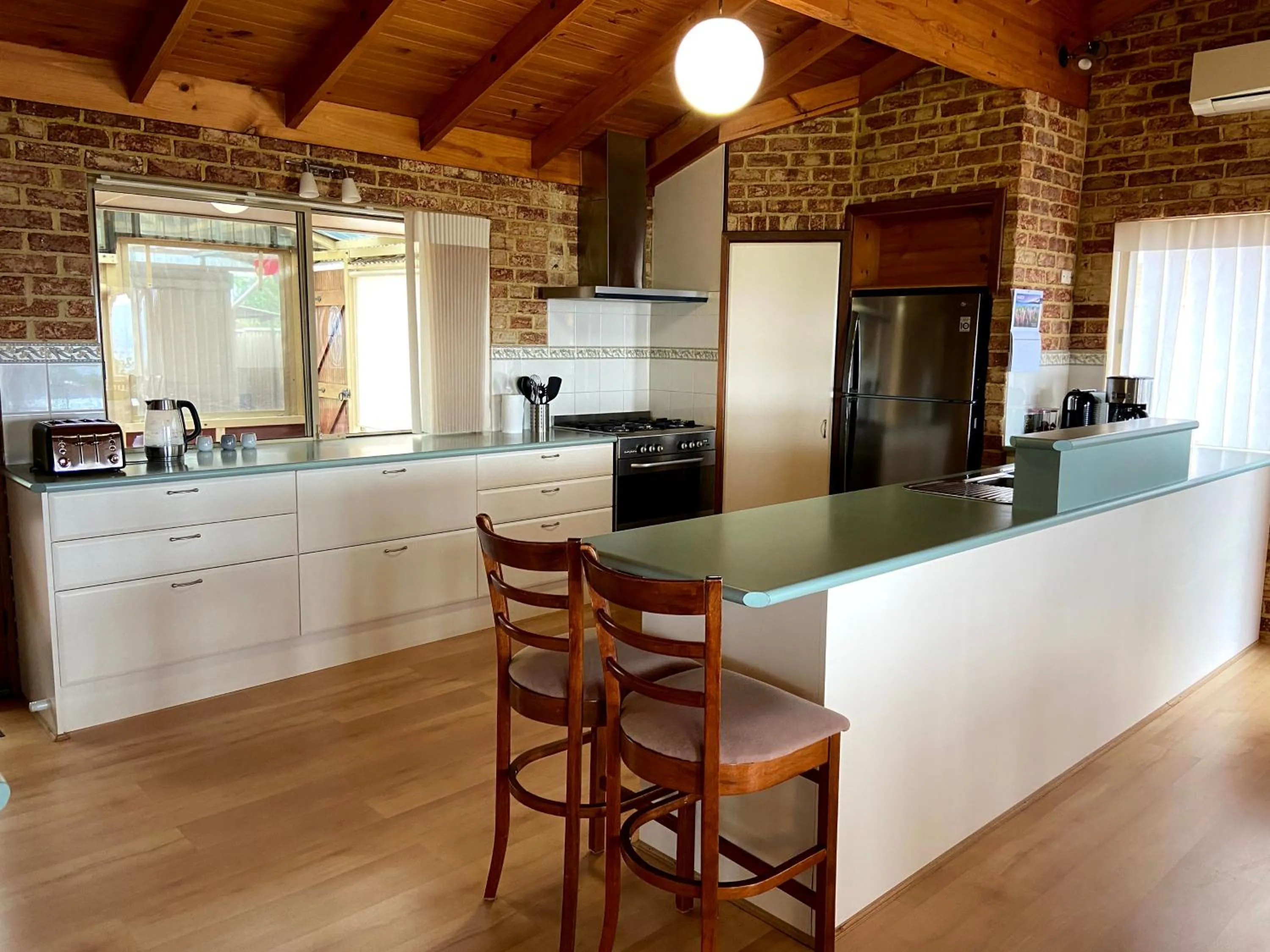 Kitchen or kitchenette in Sunrise House