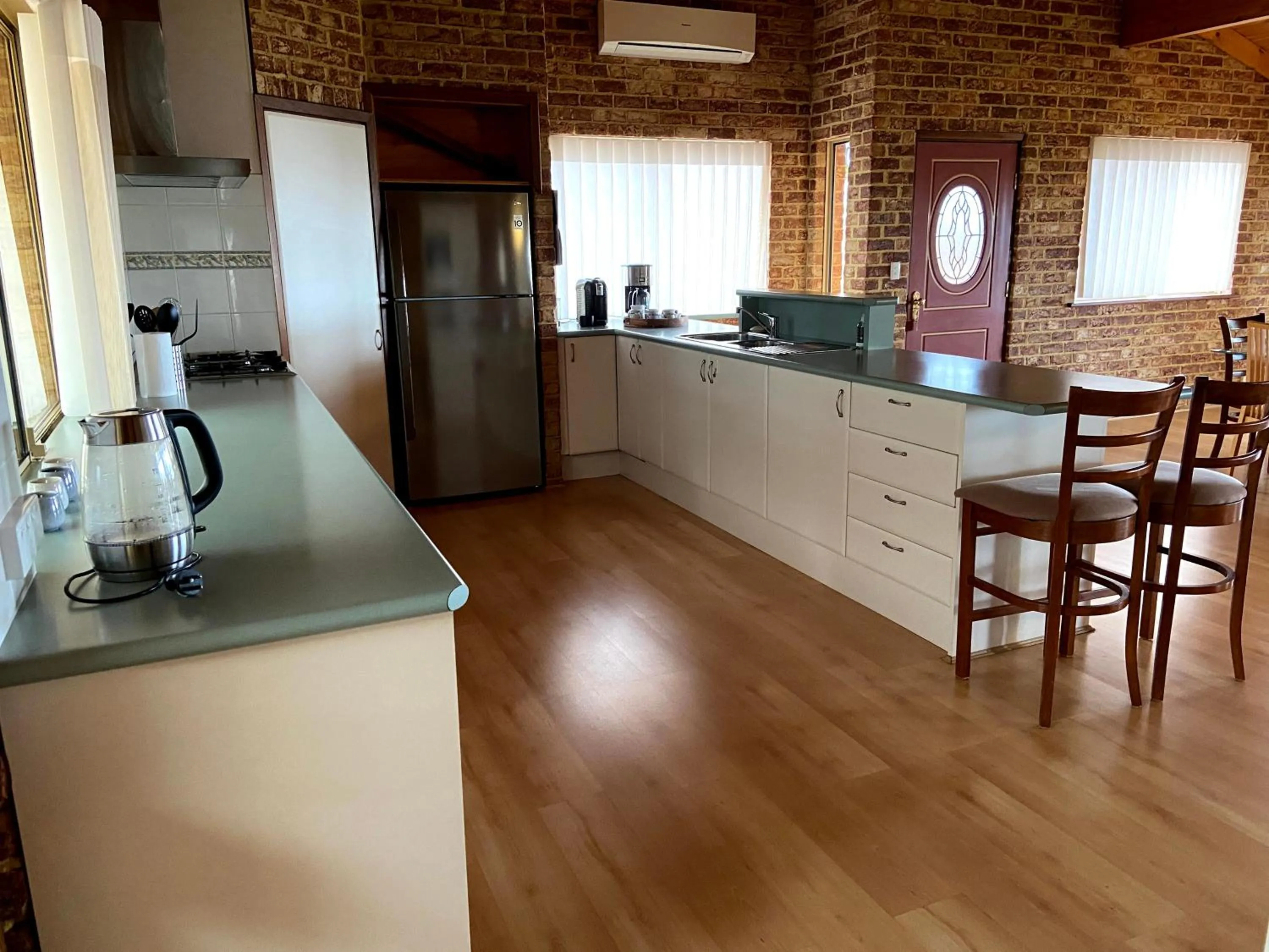 Kitchen or kitchenette in Sunrise House
