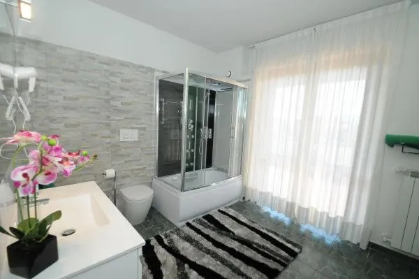 Bathroom, Bed in Hotel Residenza Delle Alpi