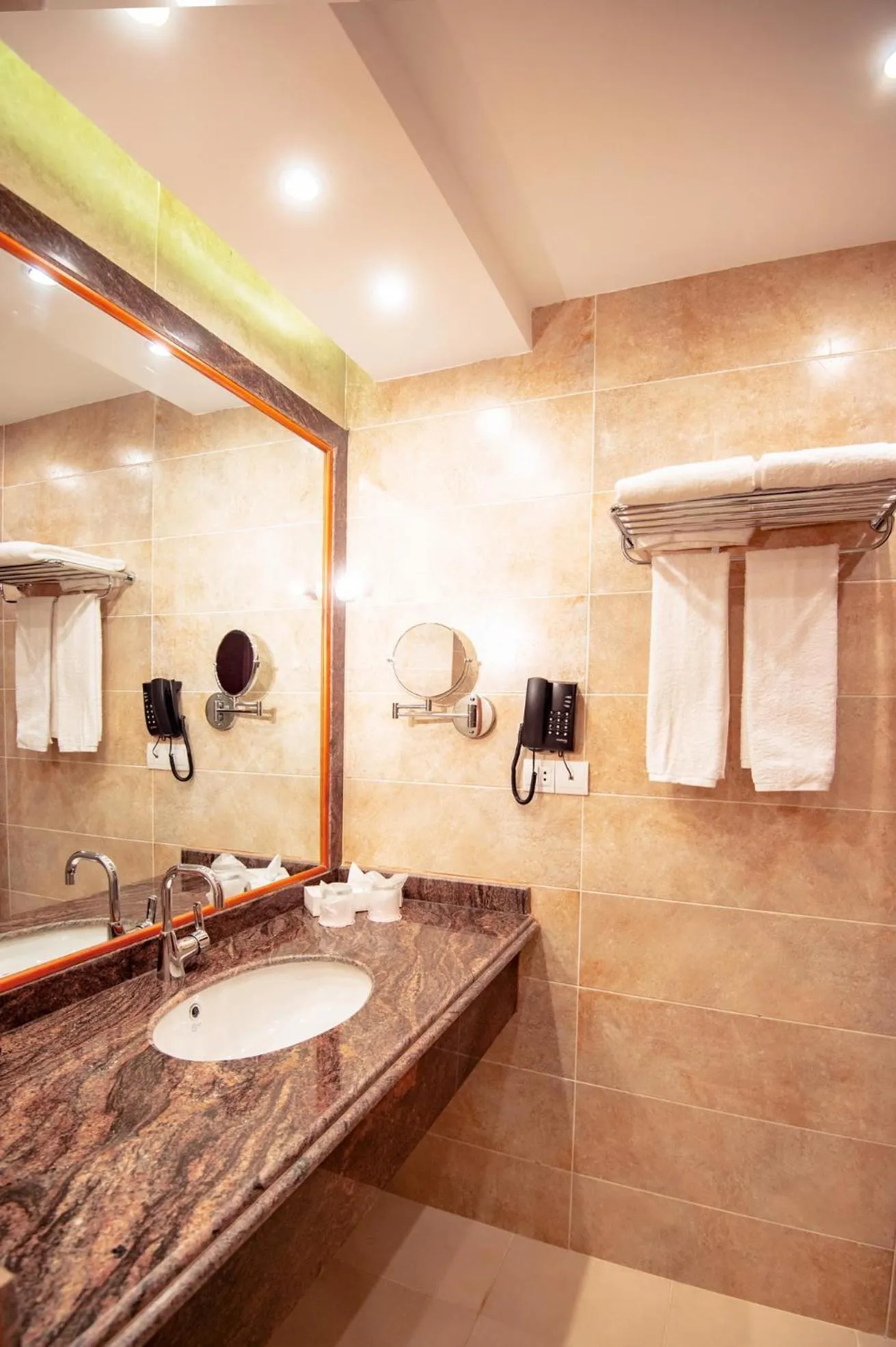 Bathroom in Lamar Azur Hotel