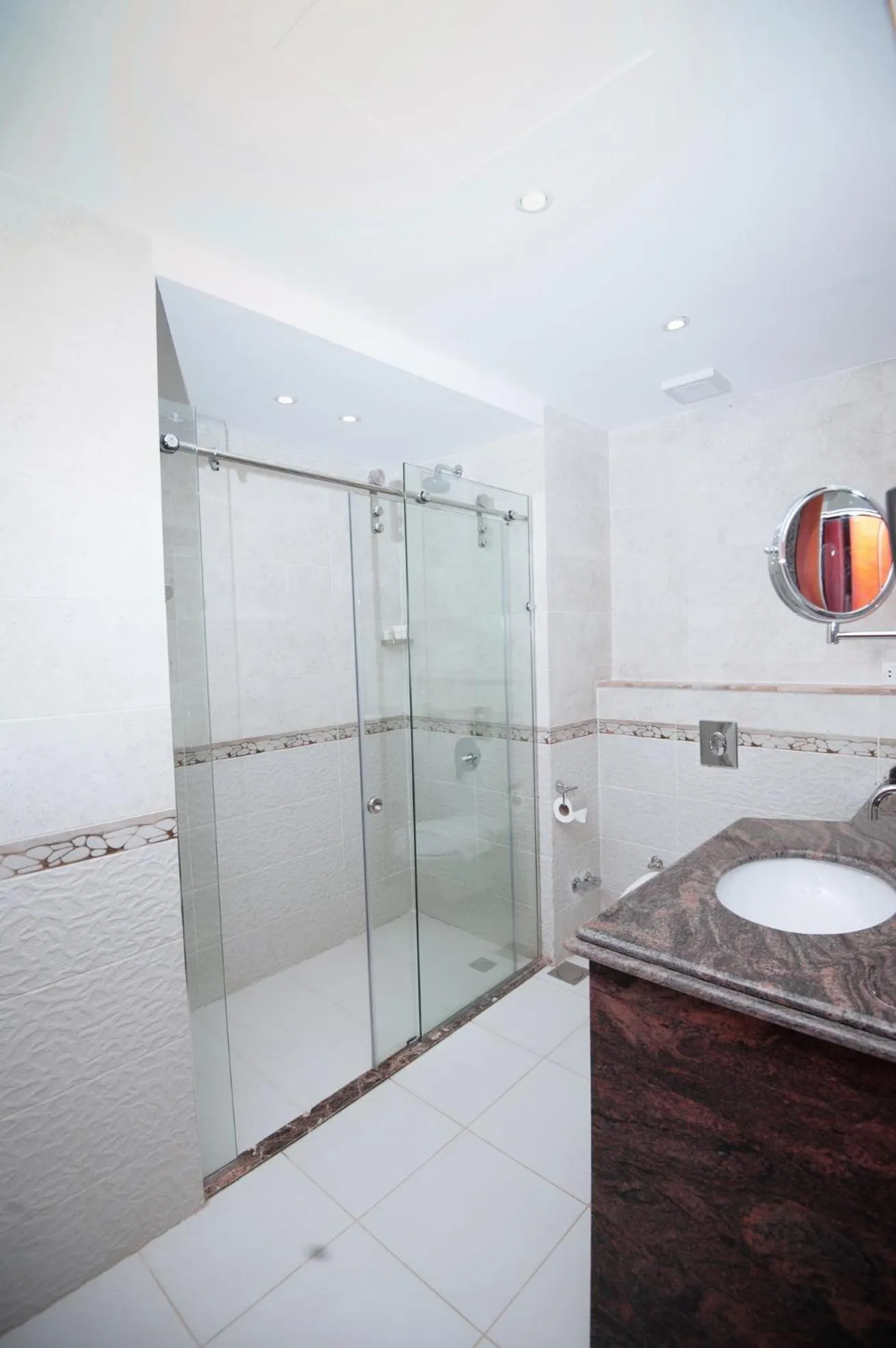 Bathroom in Lamar Azur Hotel