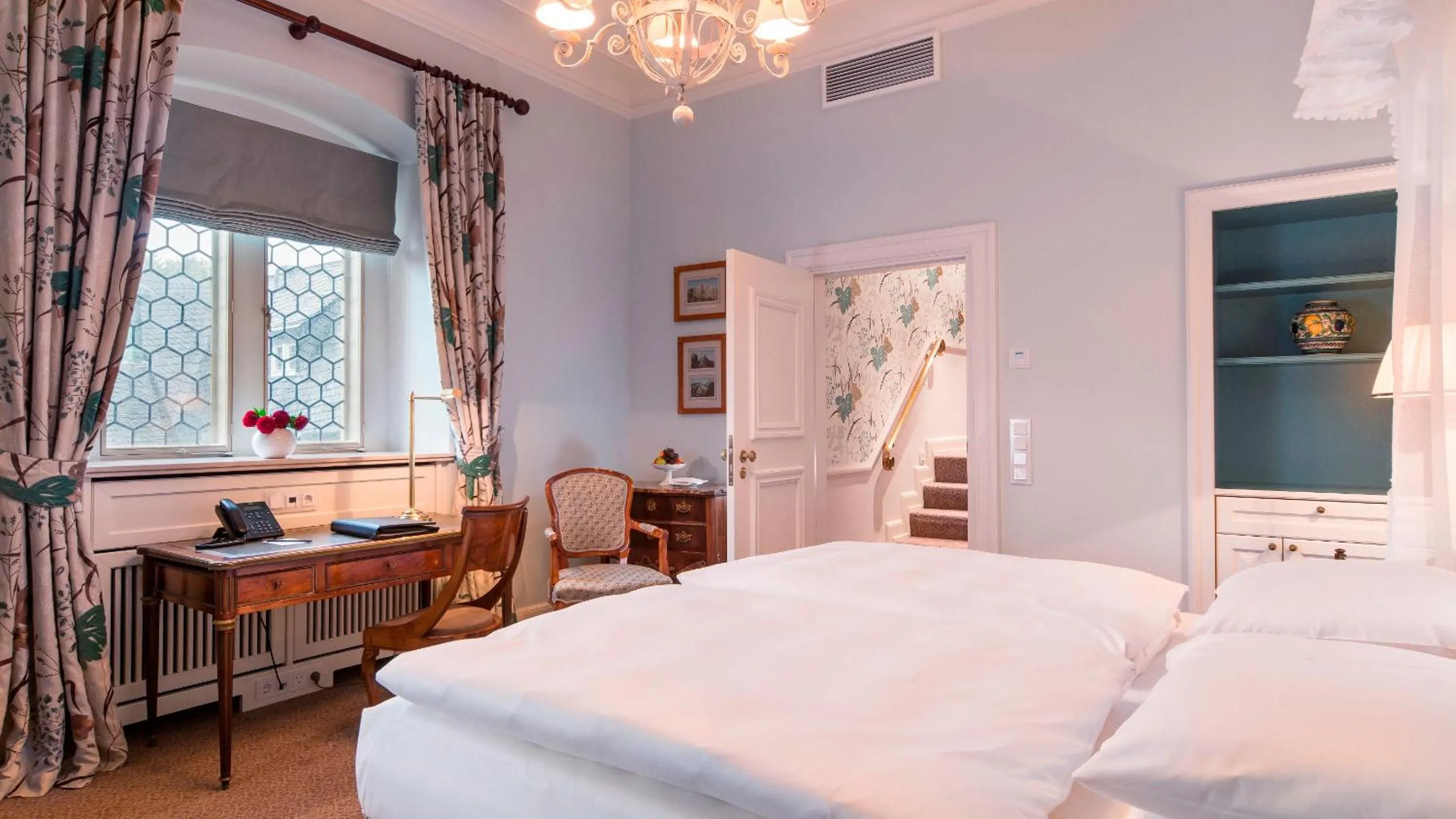 Bedroom, Bed in Schlosshotel Kronberg - Hotel Frankfurt