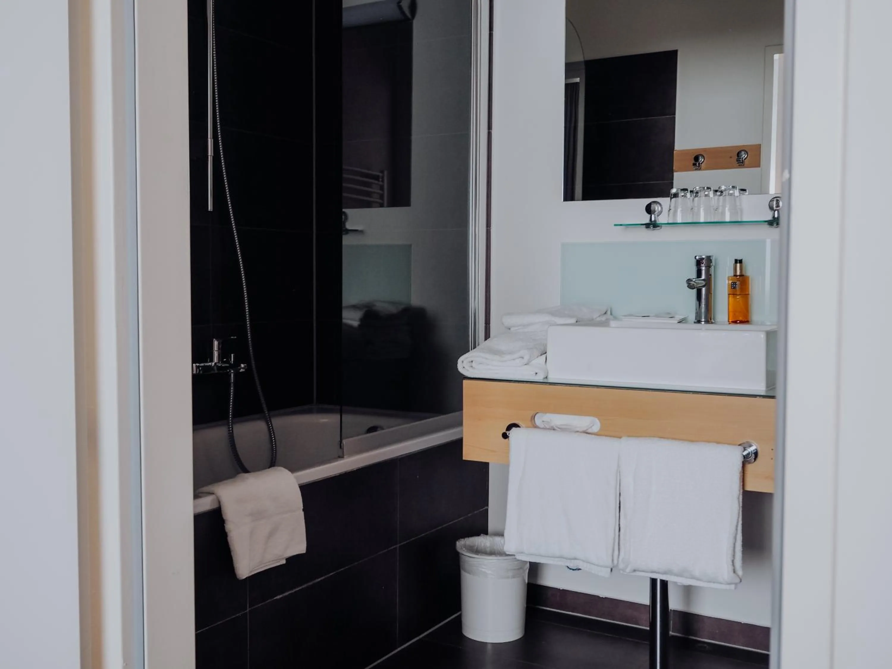 Bathroom in Levy's Rooms & Breakfast