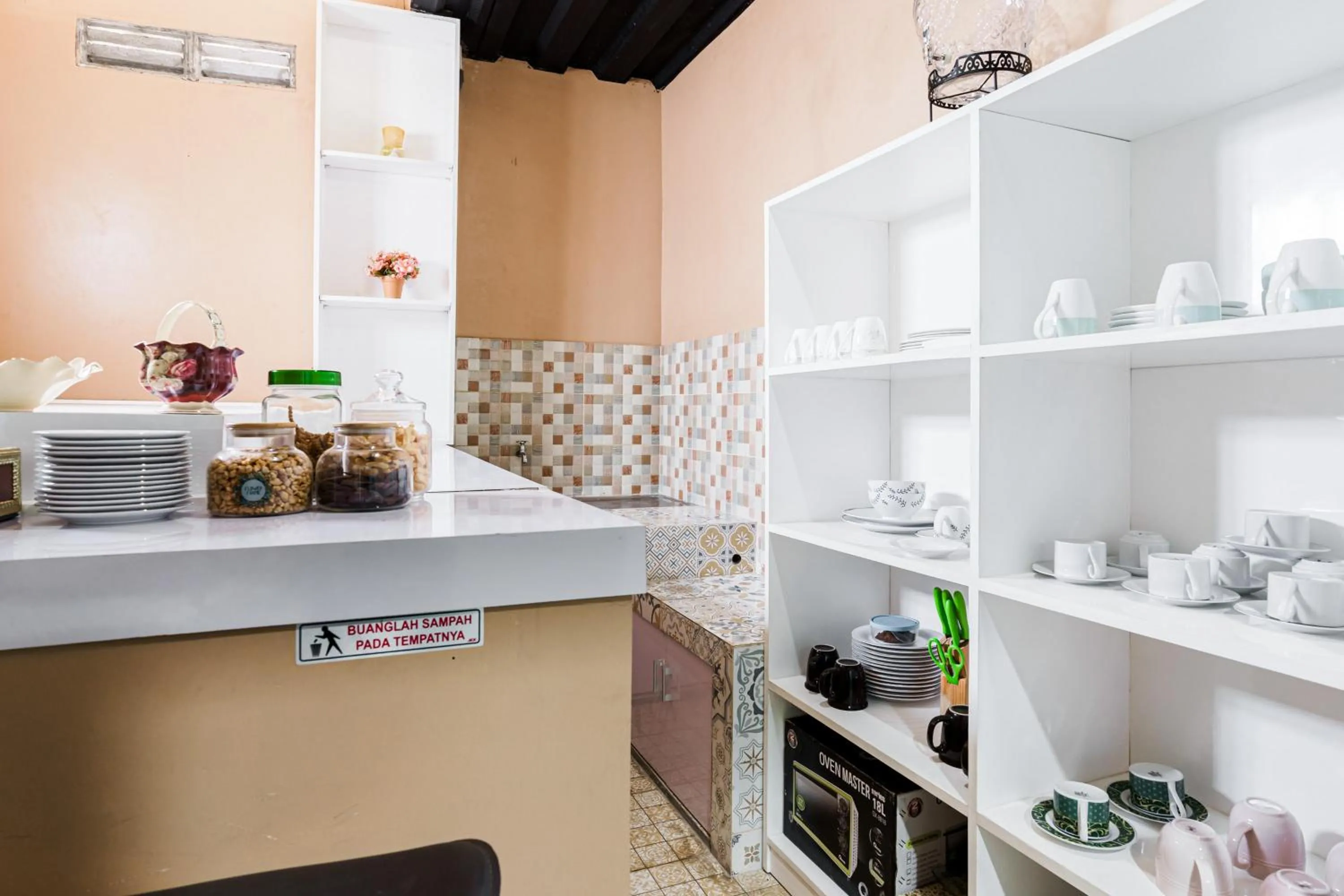 Kitchen or kitchenette in Fast Hous Syariah Bogor Mitra RedDoorz