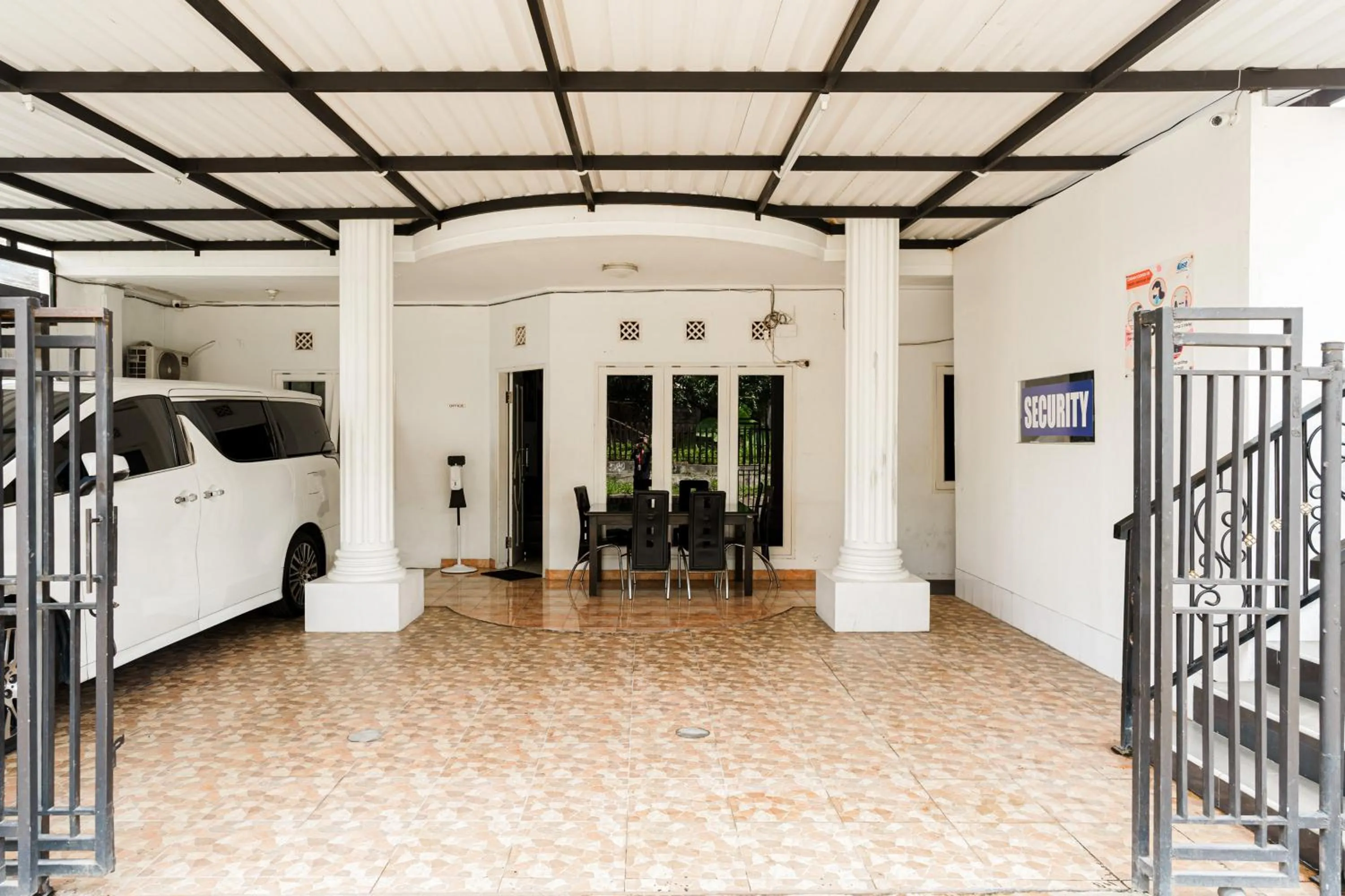 Parking in Fast Hous Syariah Bogor Mitra RedDoorz