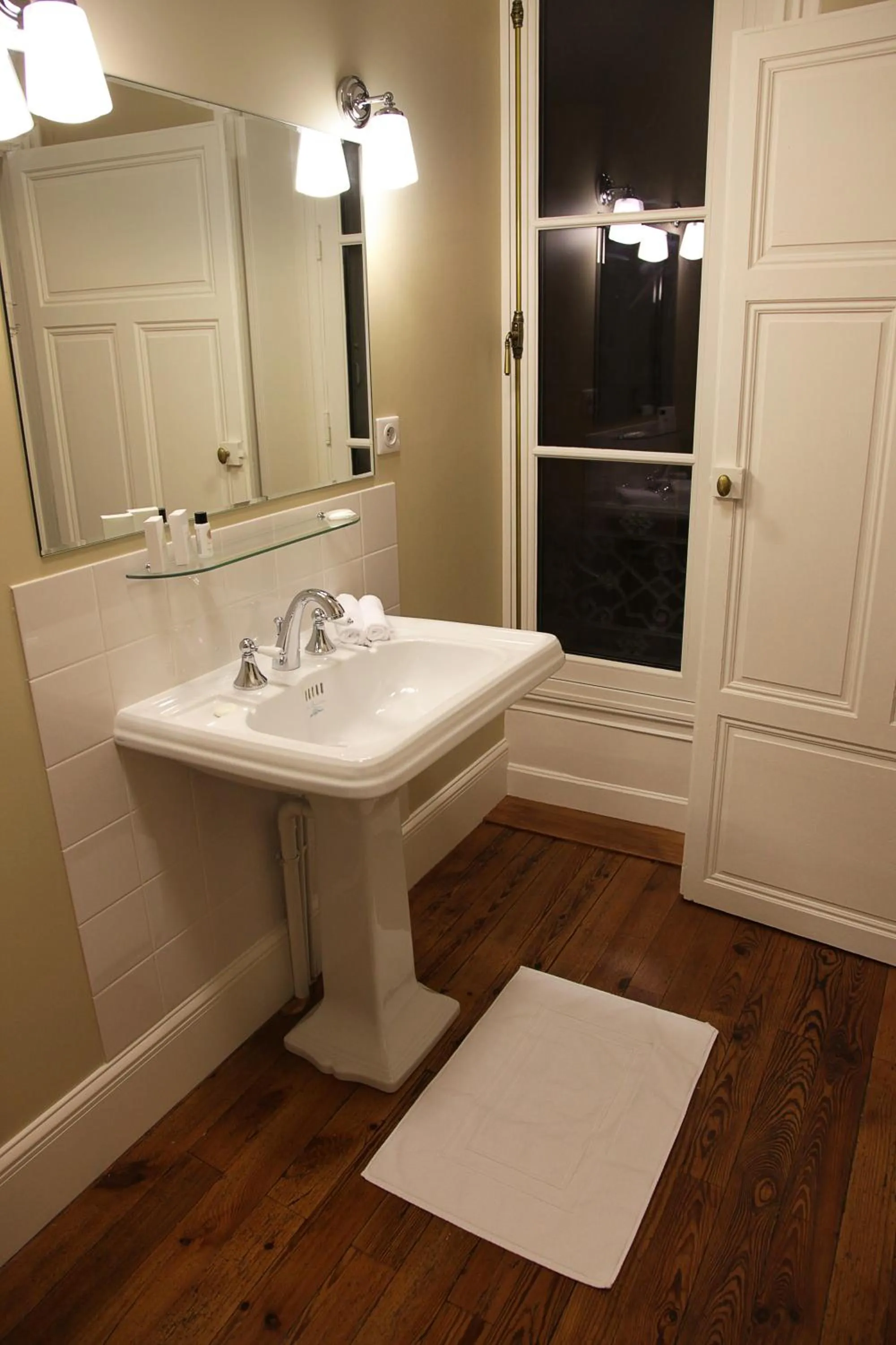 Bathroom in Hôtel Le Gentleman