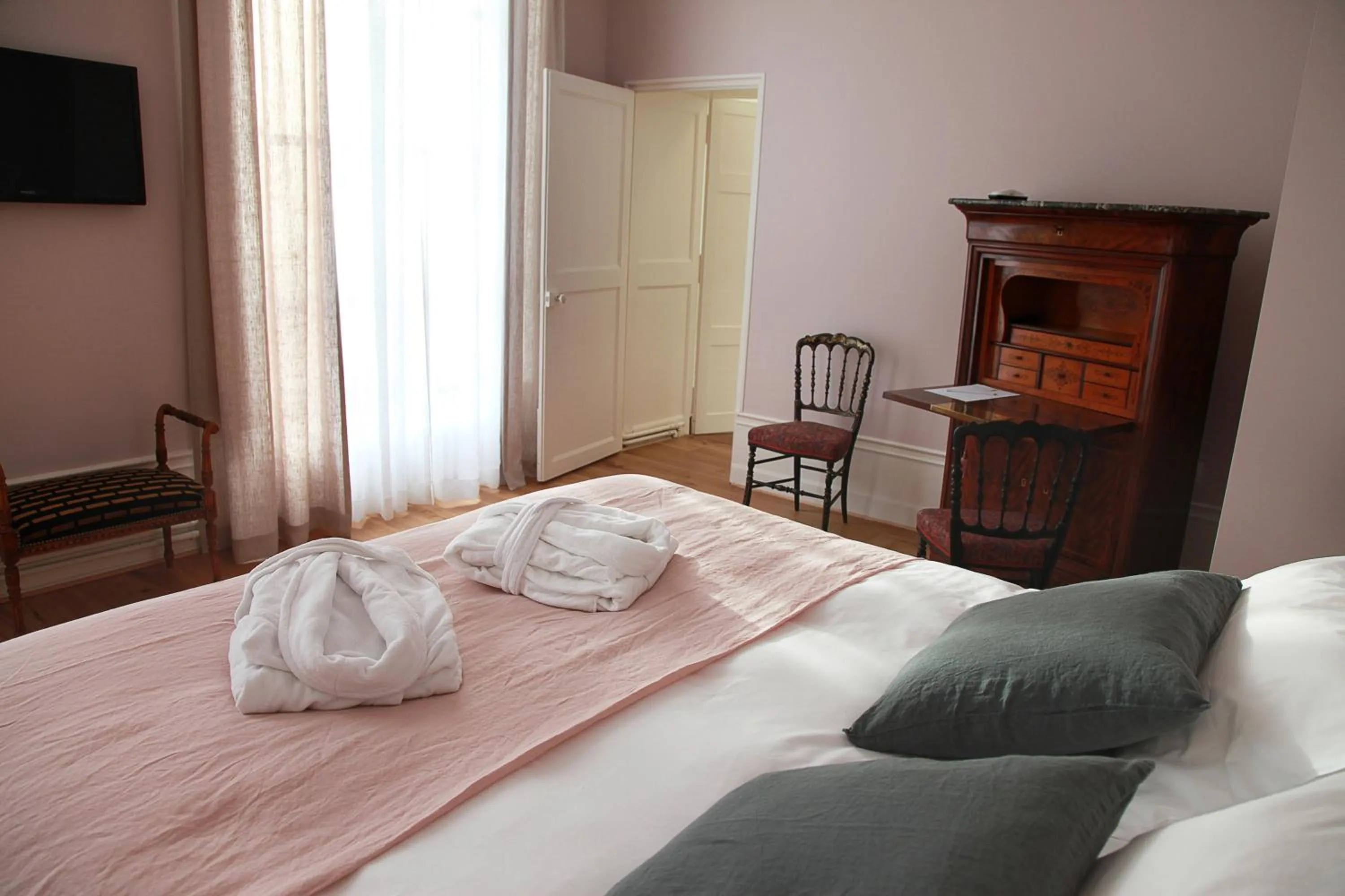 Bedroom, Bed in Hôtel Le Gentleman