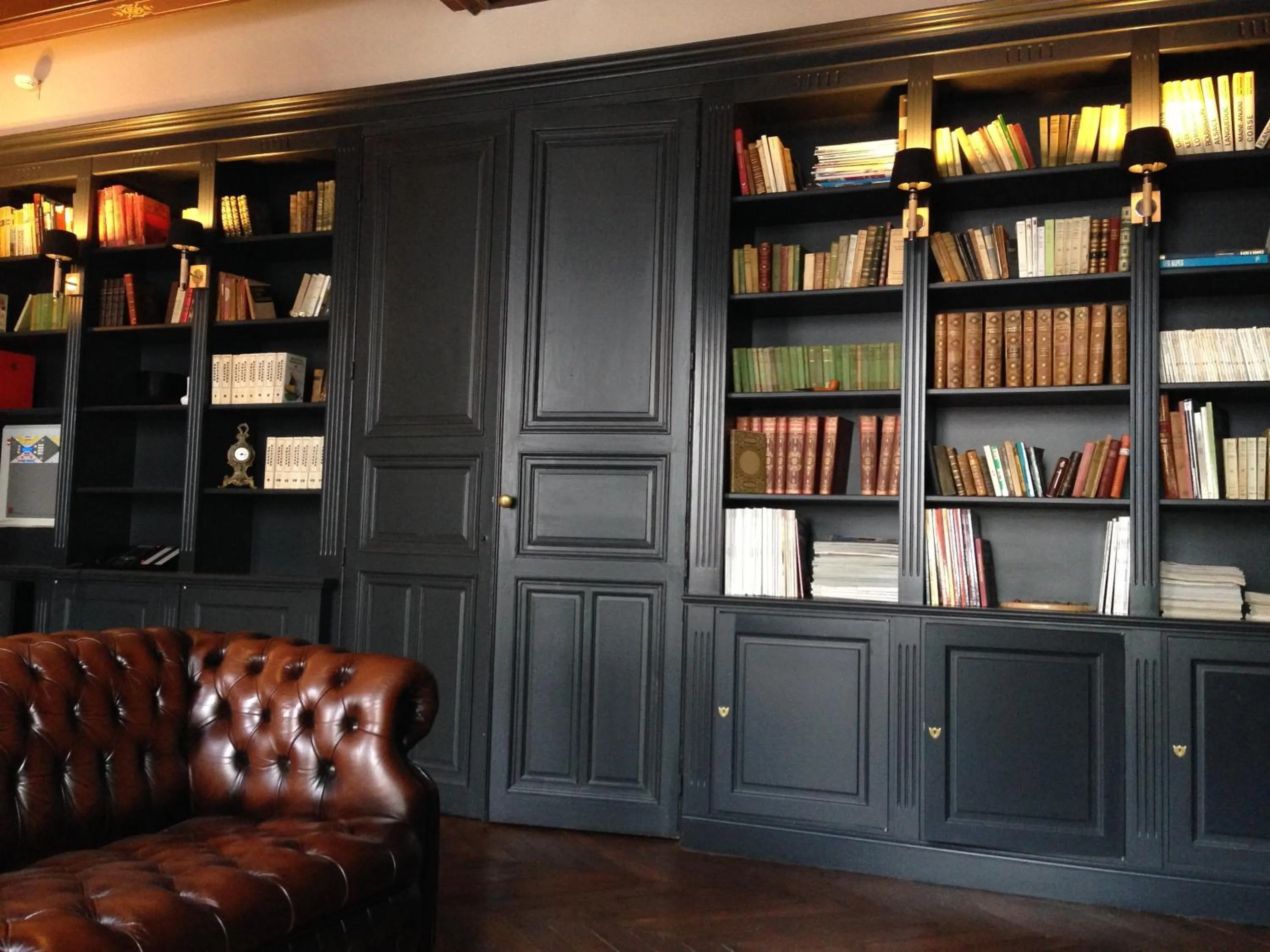 Library in Hôtel Le Gentleman