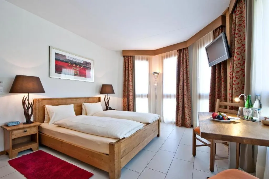 Photo of the whole room, Bed in Hotel Station