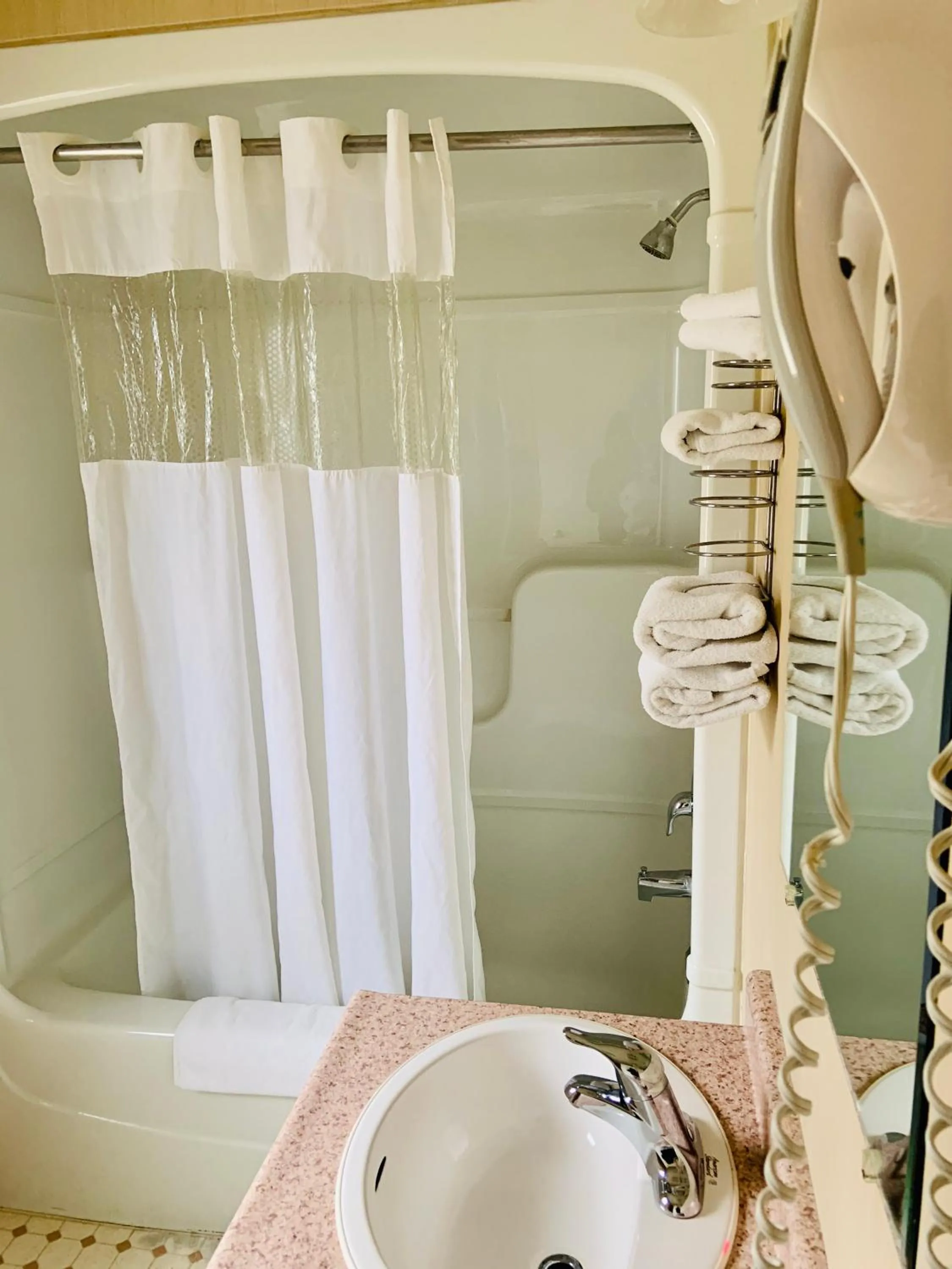 Bath in Green Acres Motel