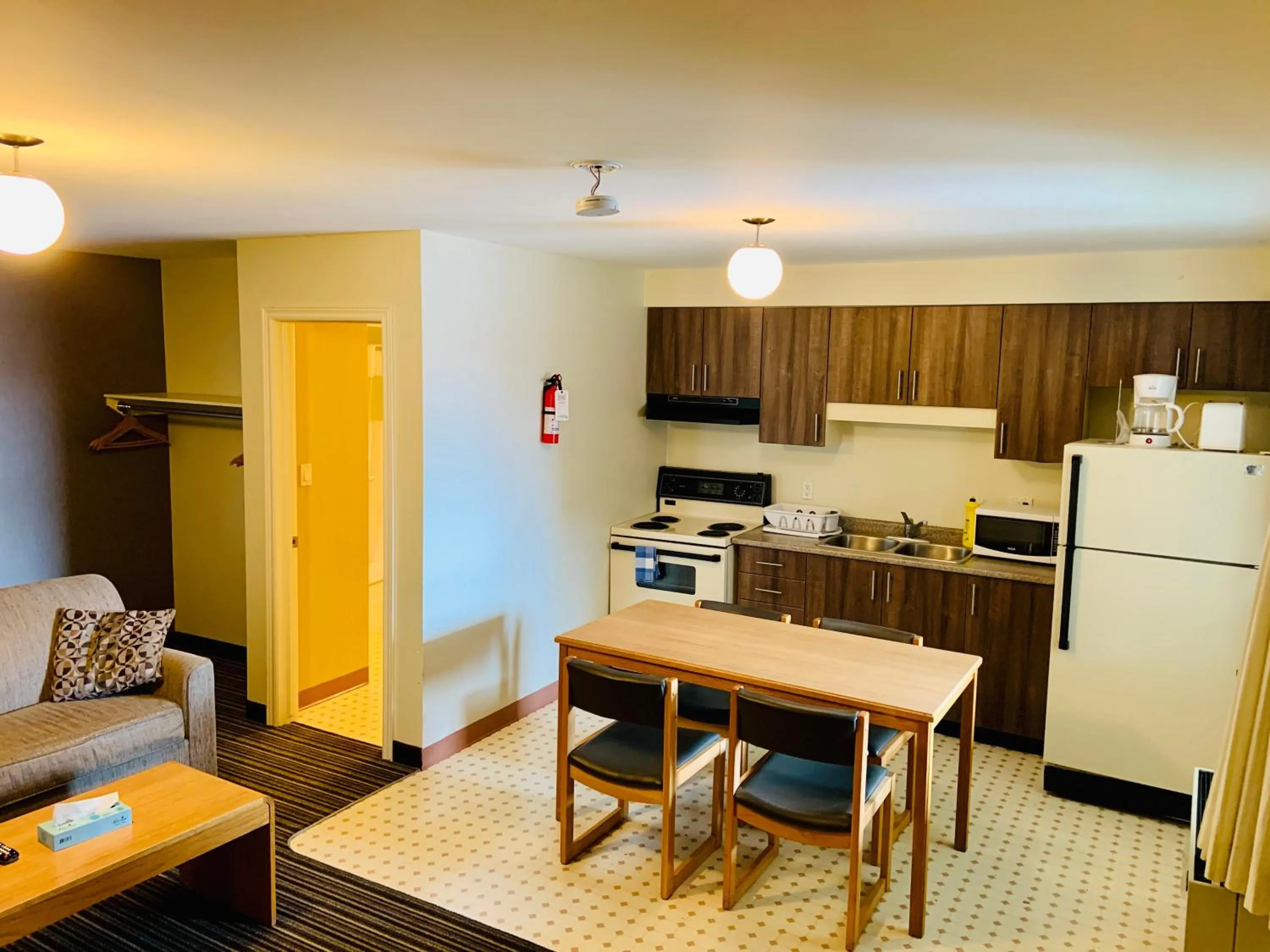 Kitchen or kitchenette in Green Acres Motel
