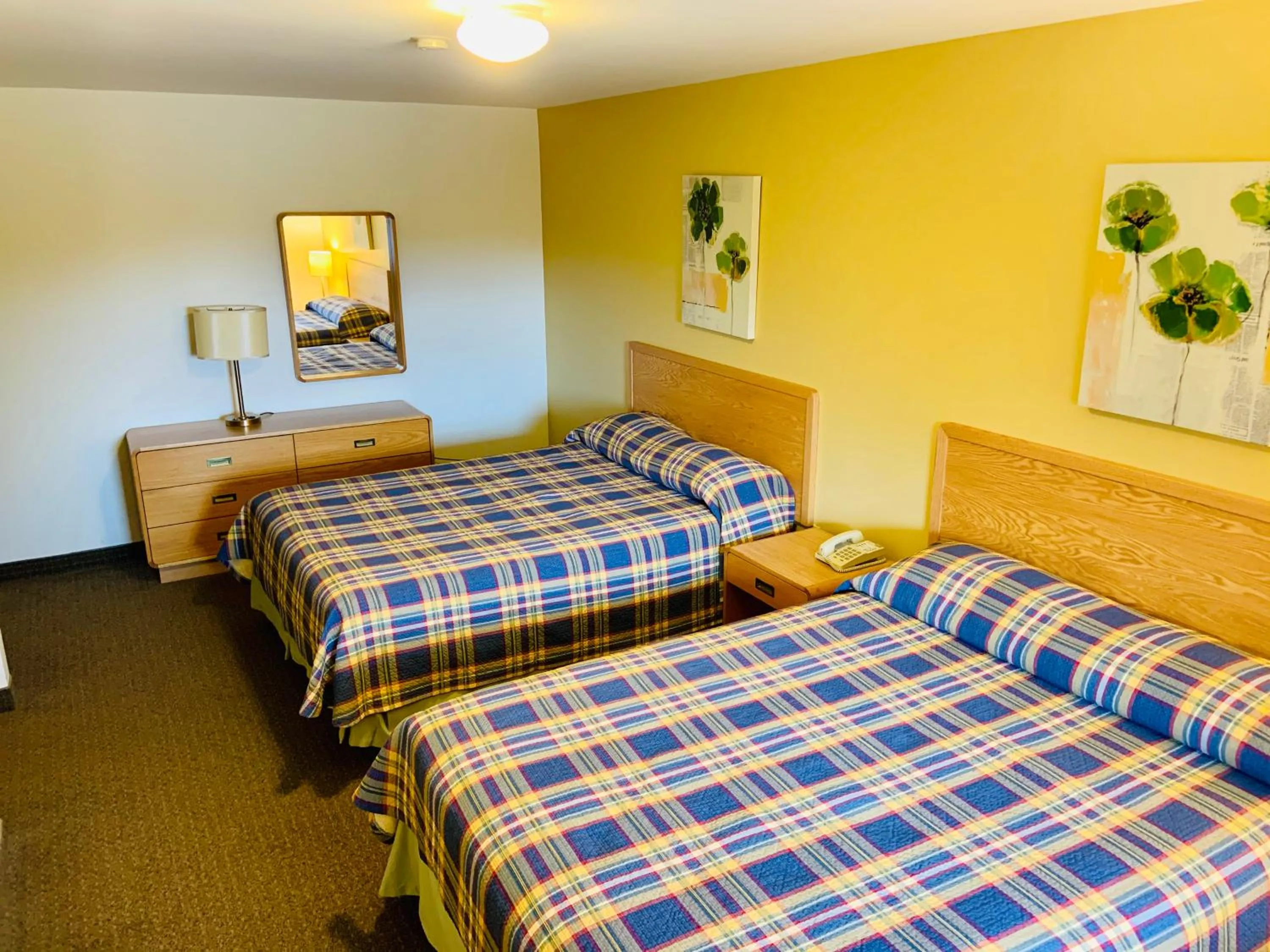 Bedroom, Bed in Green Acres Motel