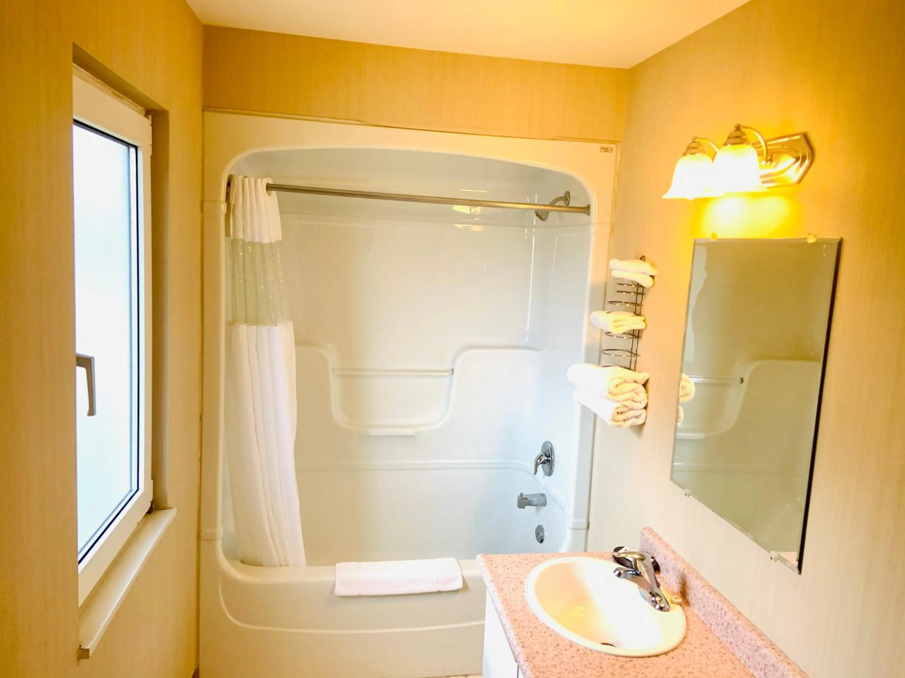 Bathroom in Green Acres Motel