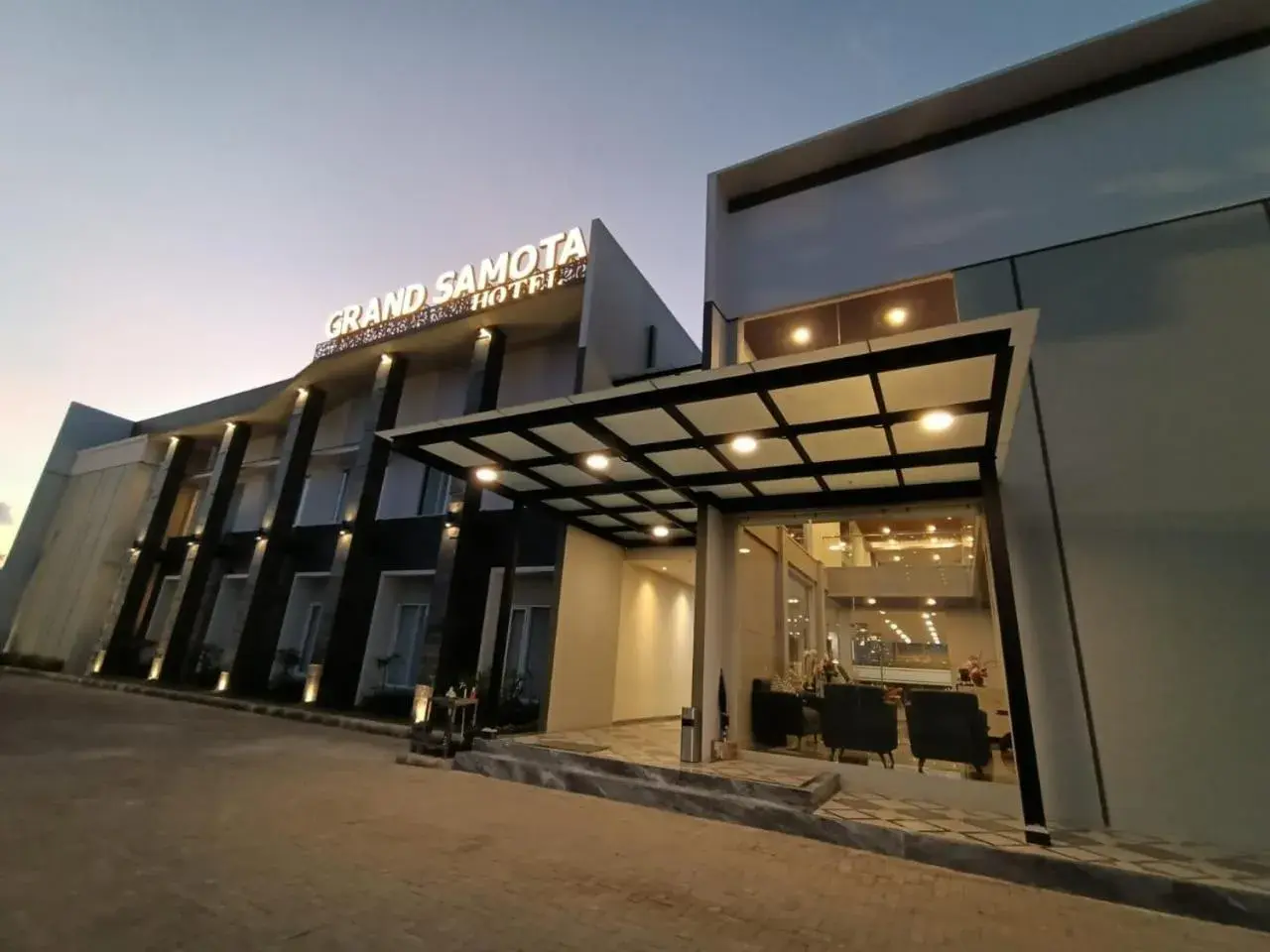 Facade/entrance in Grand Samota Hotel Facade/entrance in Grand Samota Hotel