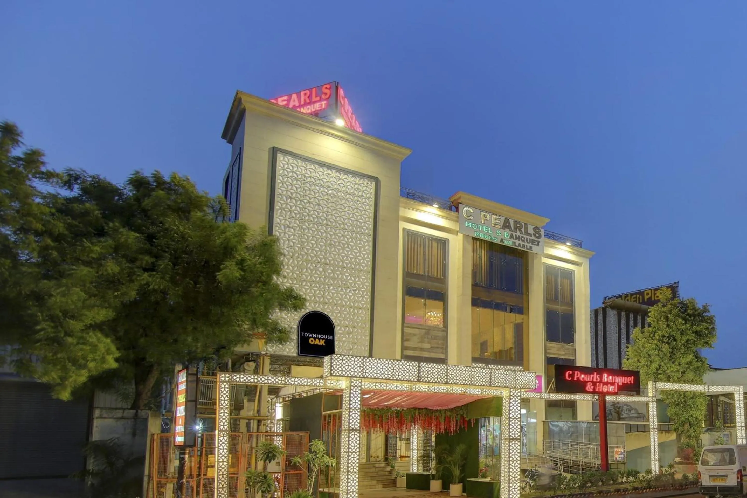 Facade/entrance in Super Townhouse OAK Hotel C Pearls