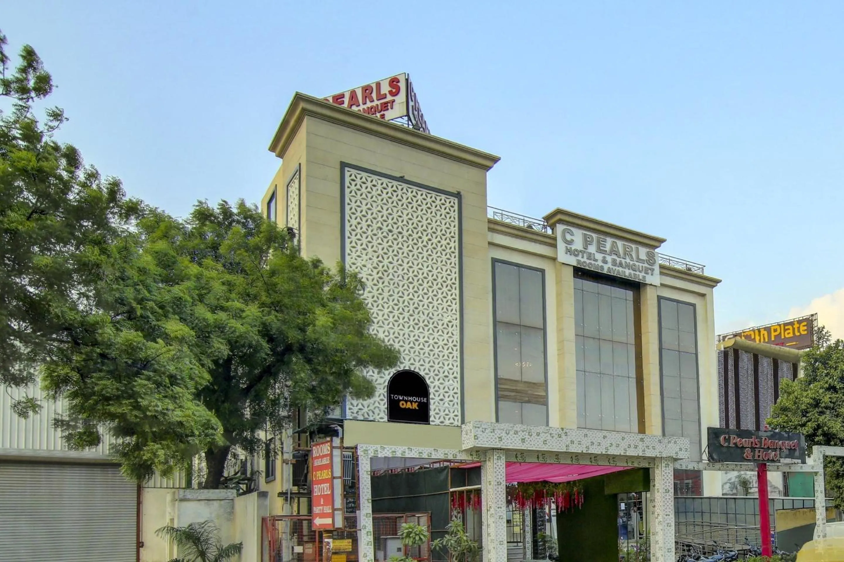 Facade/entrance in Super Townhouse OAK Hotel C Pearls