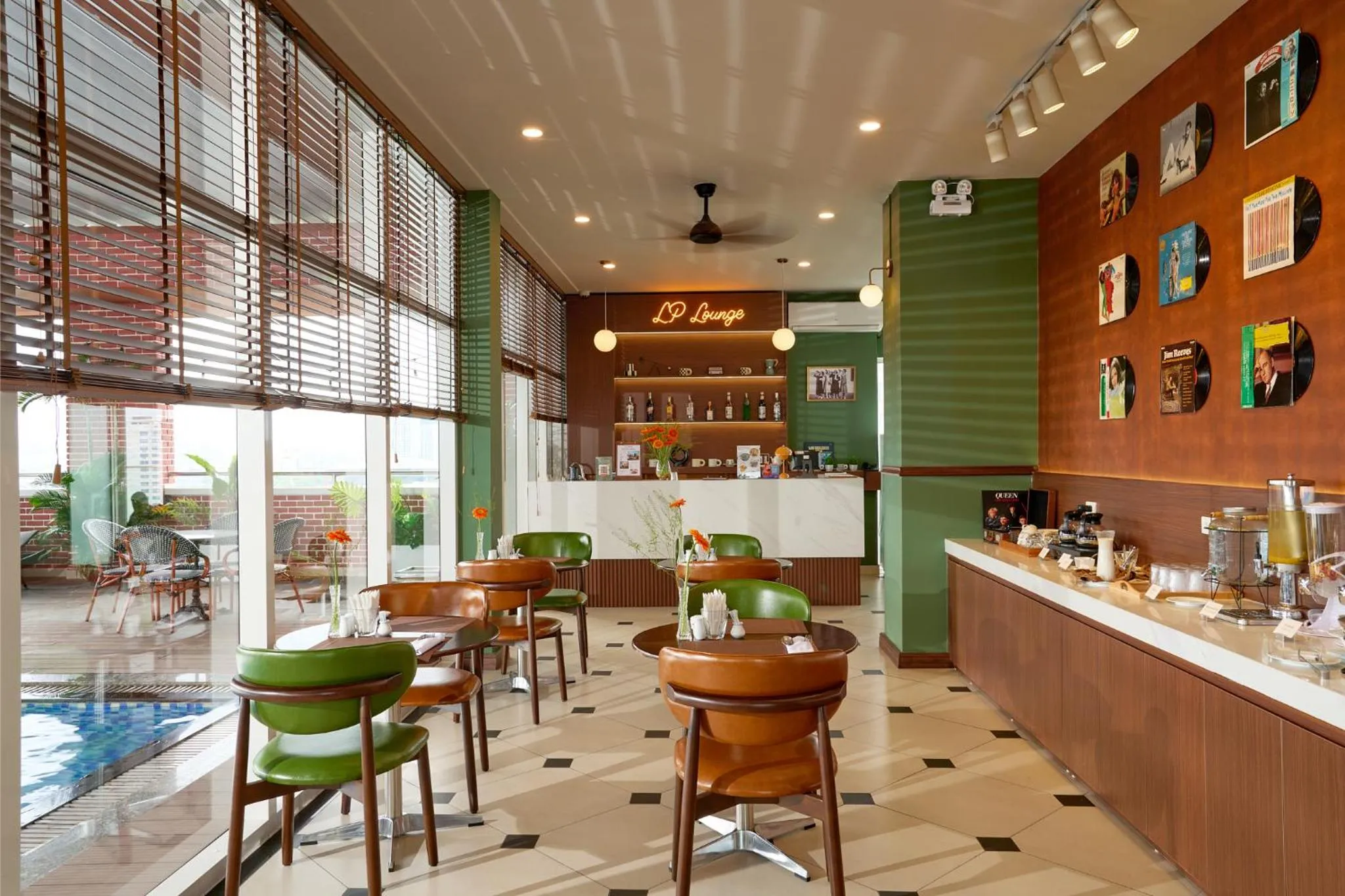 Restaurant/places to eat in Record Hotel