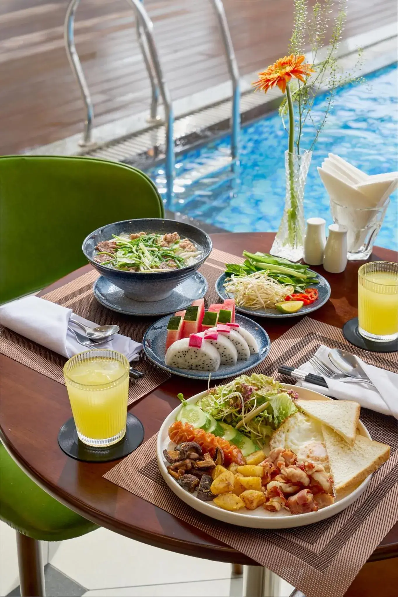 Restaurant/places to eat in Record Hotel Restaurant/places to eat in Record Hotel