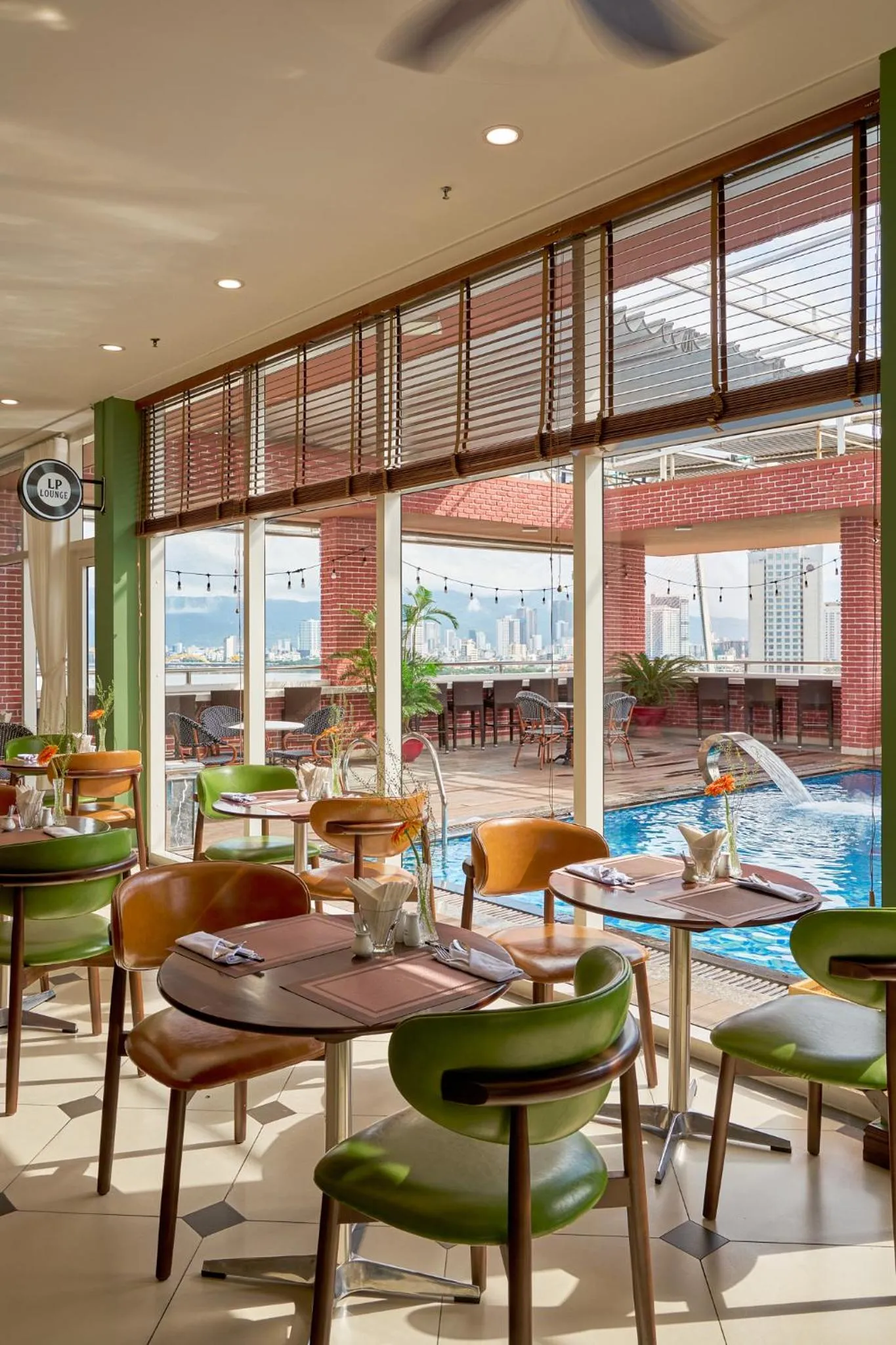 Restaurant/places to eat in Record Hotel