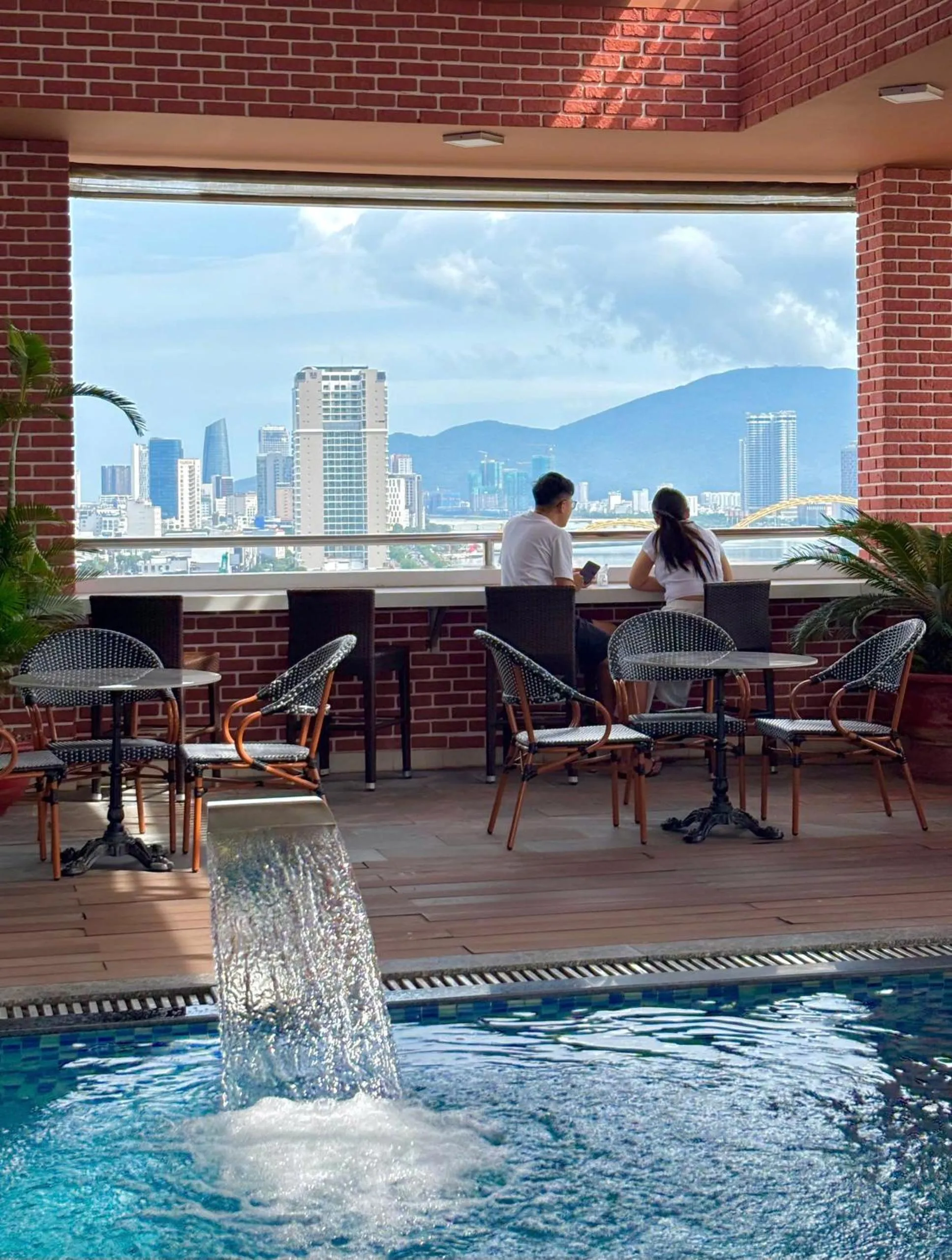 Restaurant/places to eat in Record Hotel