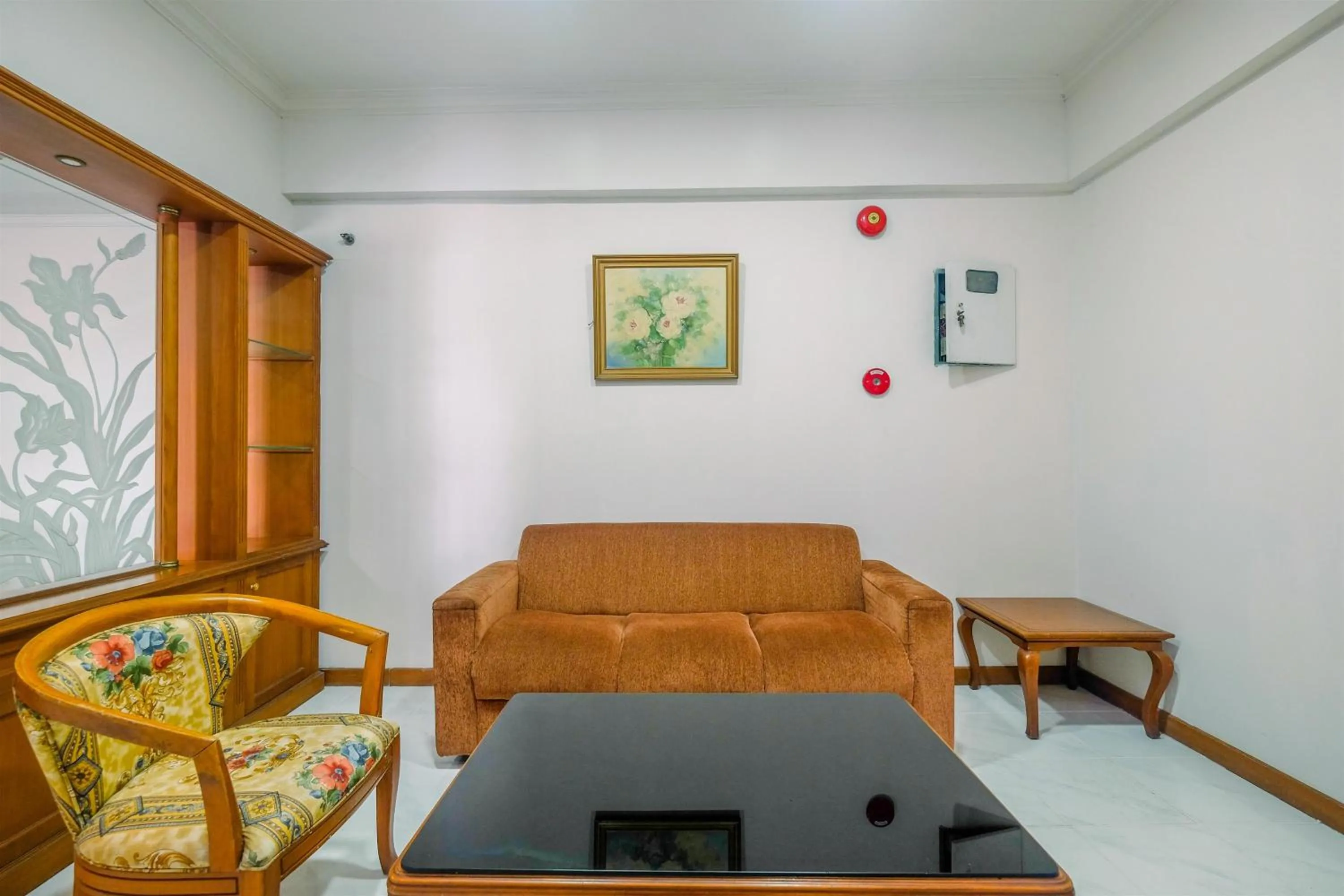 Spacious and Strategic 3BR Kondominium Juanda Apartment By Travelio